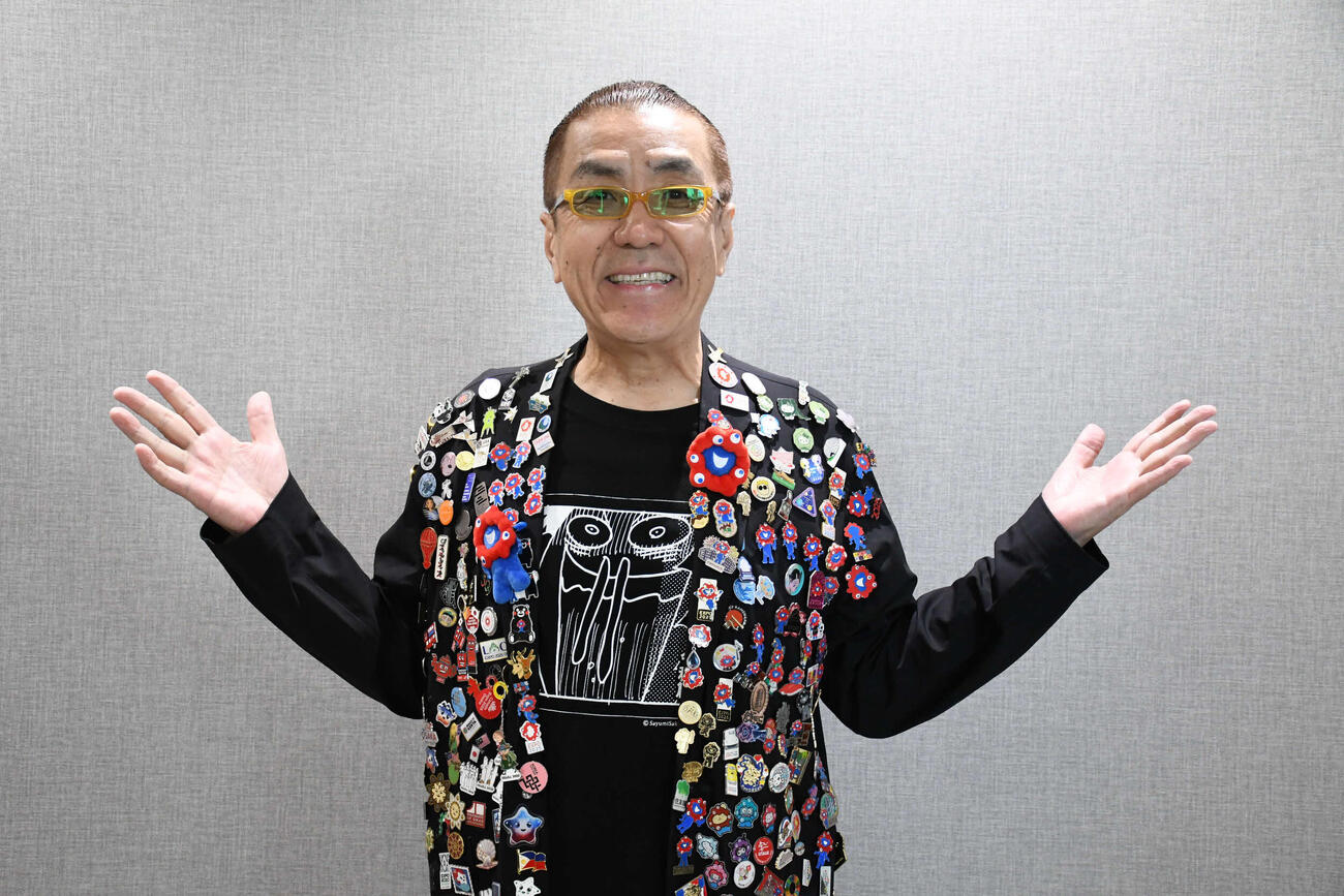 万博バッジ付きの衣装に身を包んだ嘉門タツオ（撮影・阪口孝志）