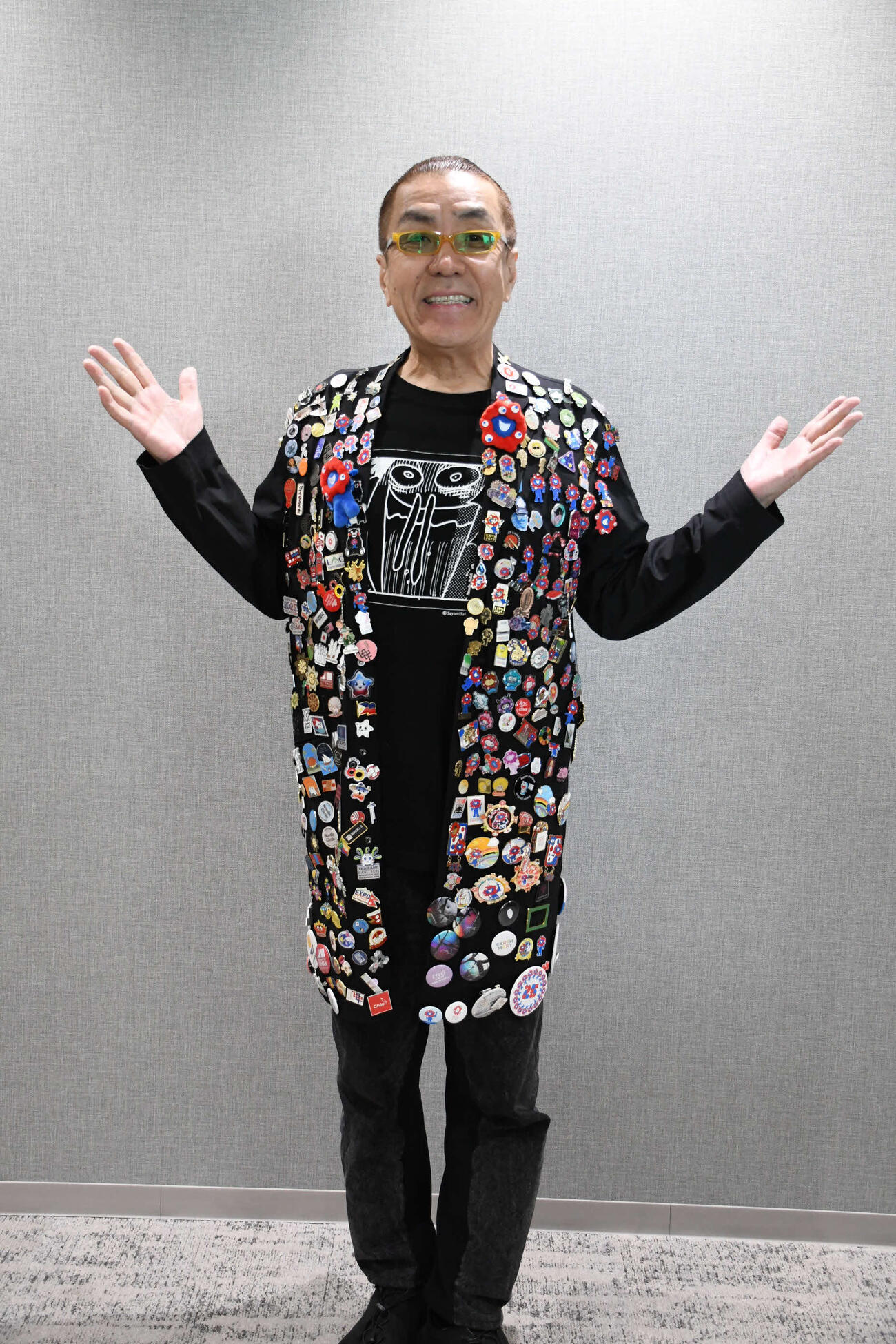 万博バッジ付きの衣装に身を包んだ嘉門タツオ（撮影・阪口孝志）