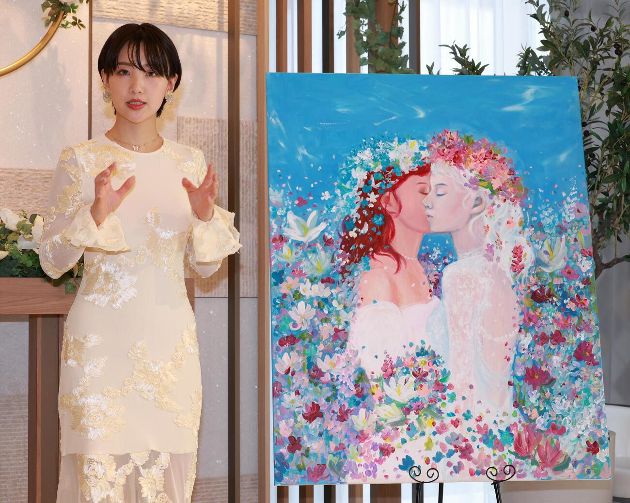 銀座で絵画の個展を開催する東留伽アナウンサー（撮影・中島郁夫）