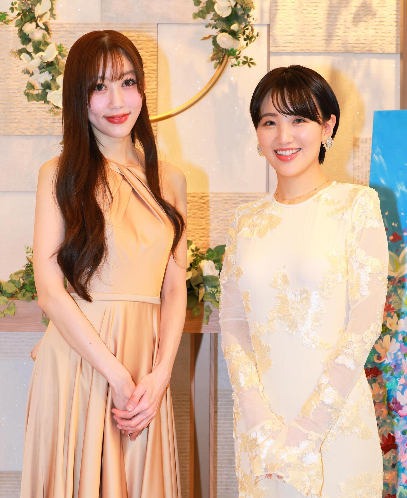 バイオリニスト末延麻裕子（左）の祝福を受ける東留伽アナウンサー（撮影・中島郁夫）