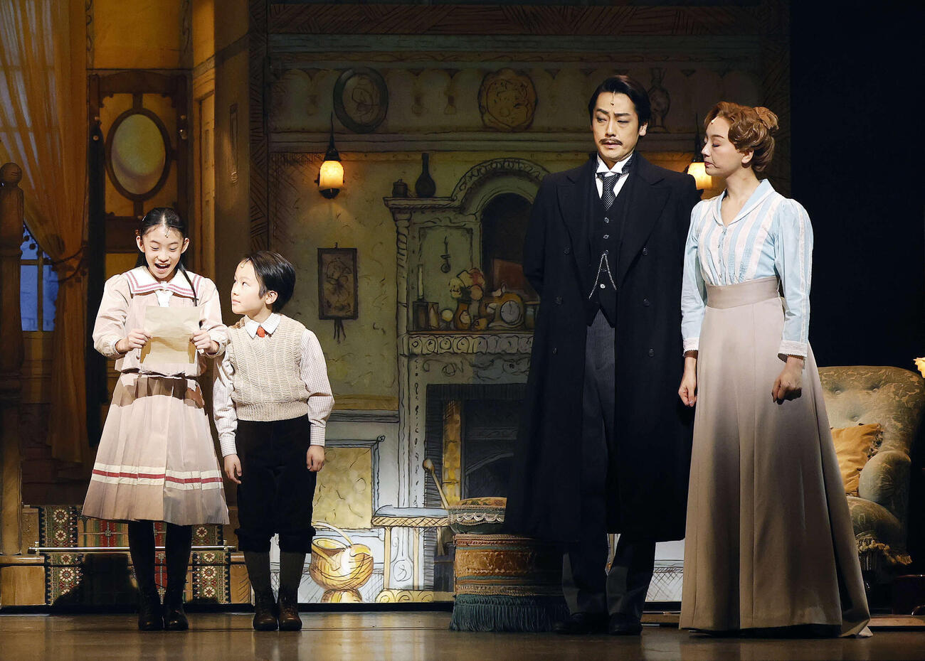 ミュージカル「メリー・ポピンズ」の公開舞台稽古を行う出演者、左から室岡星愛、張浩一、福士誠治、木村花代（撮影・山本朝陽）