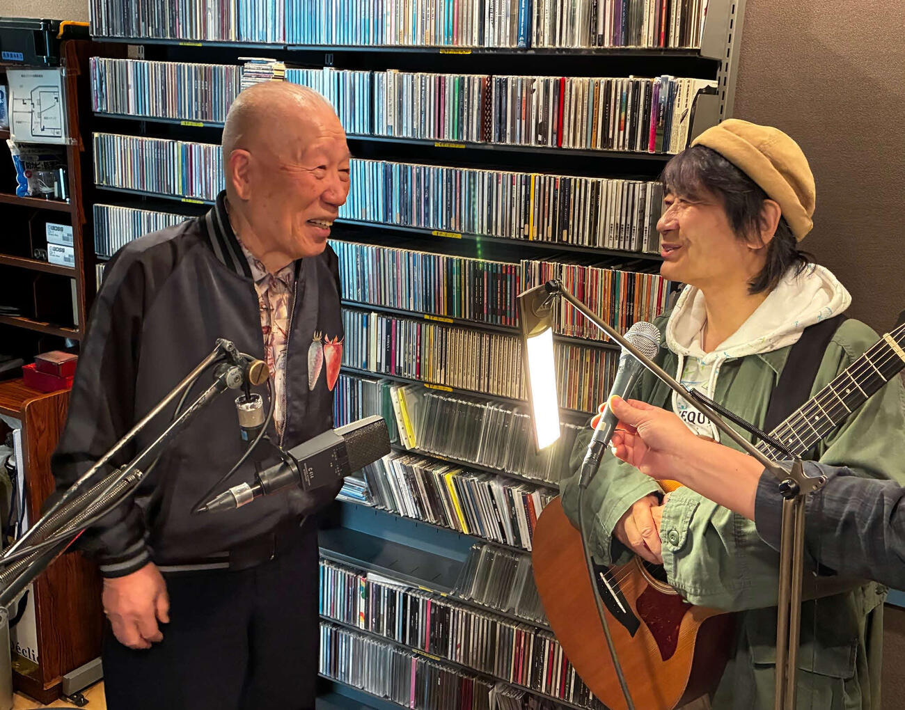 FM NACK5「FUNKY FRIDAY」のパーソナリティー小林克也（左）の85歳の誕生日を祝福する根本要