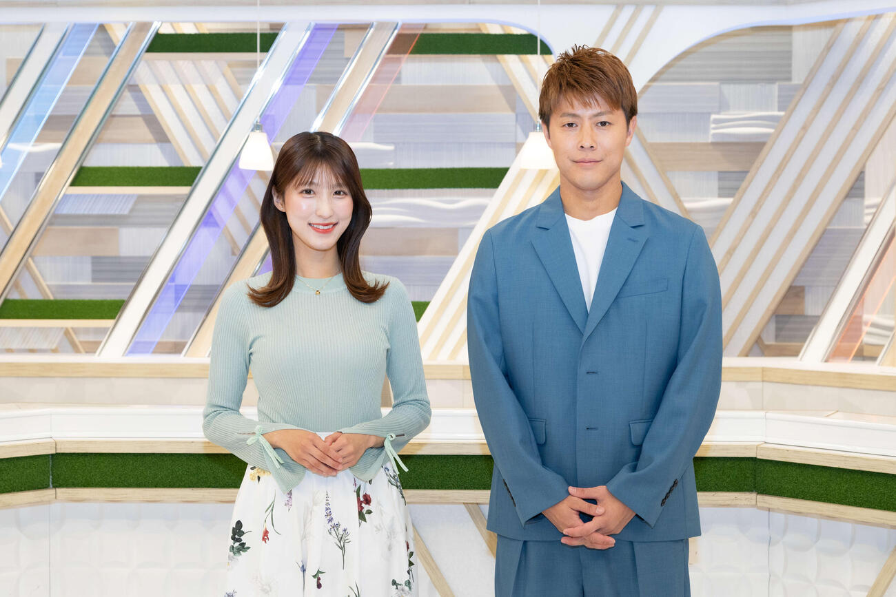 静岡朝日テレビの「スポーツパラダイス」新MCに就任した柿谷曜一朗氏。左は白木愛奈アナ