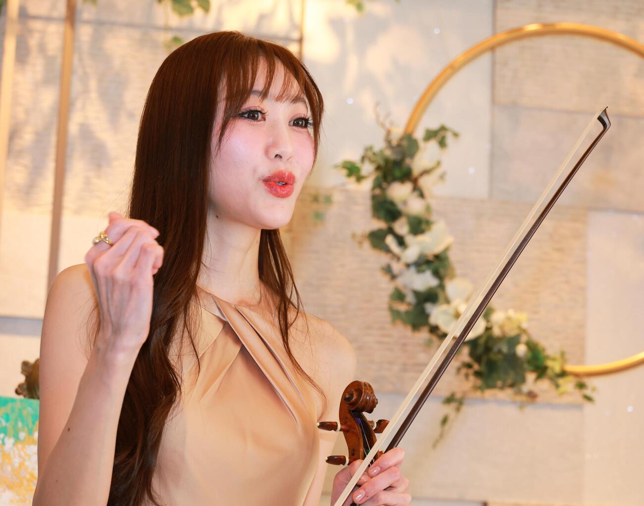 東留伽アナウンサーの個展を祝福するバイオリニストの末延麻裕子（撮影・中島郁夫）