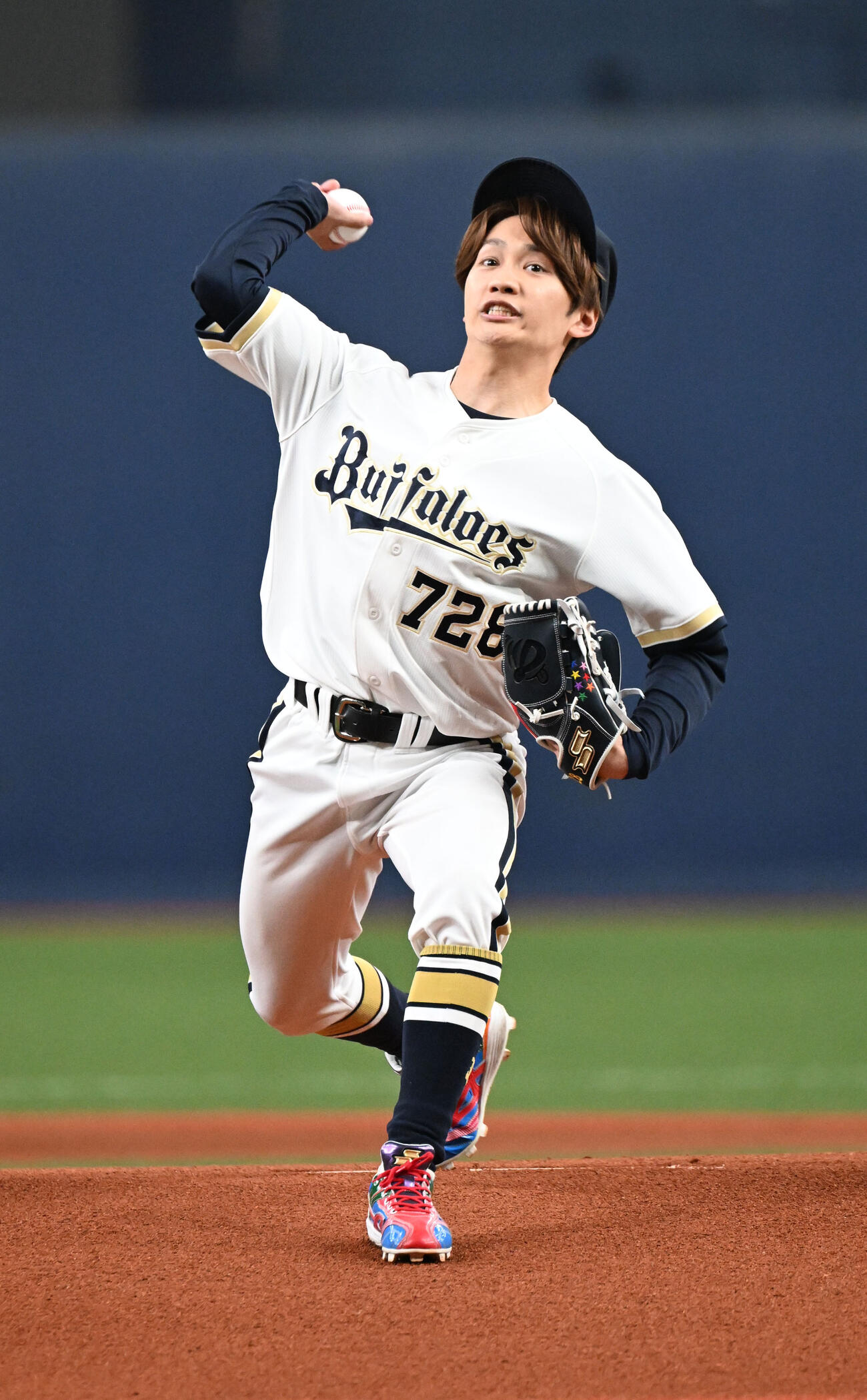 オリックス対楽天　始球式をするなにわ男子の藤原丈一郎（撮影・和賀正仁）