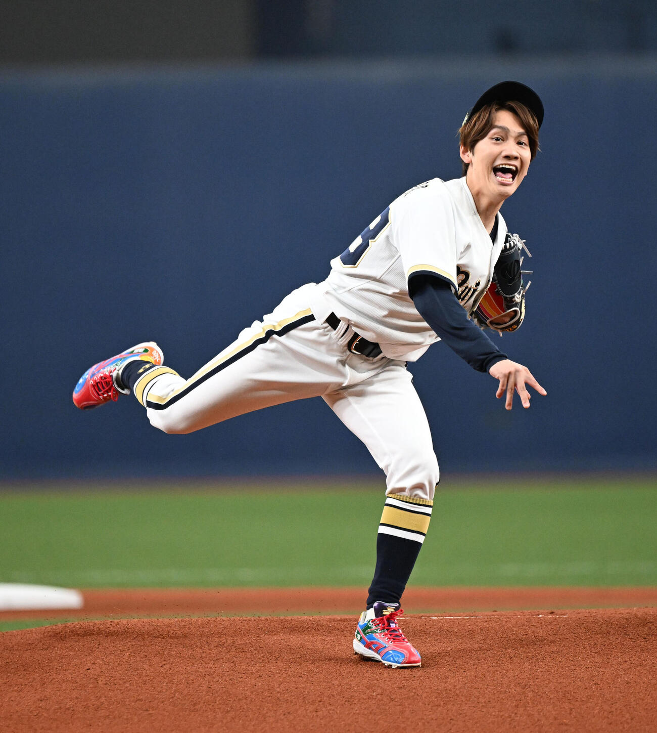 オリックス対楽天　始球式をするなにわ男子の藤原丈一郎（撮影・和賀正仁）