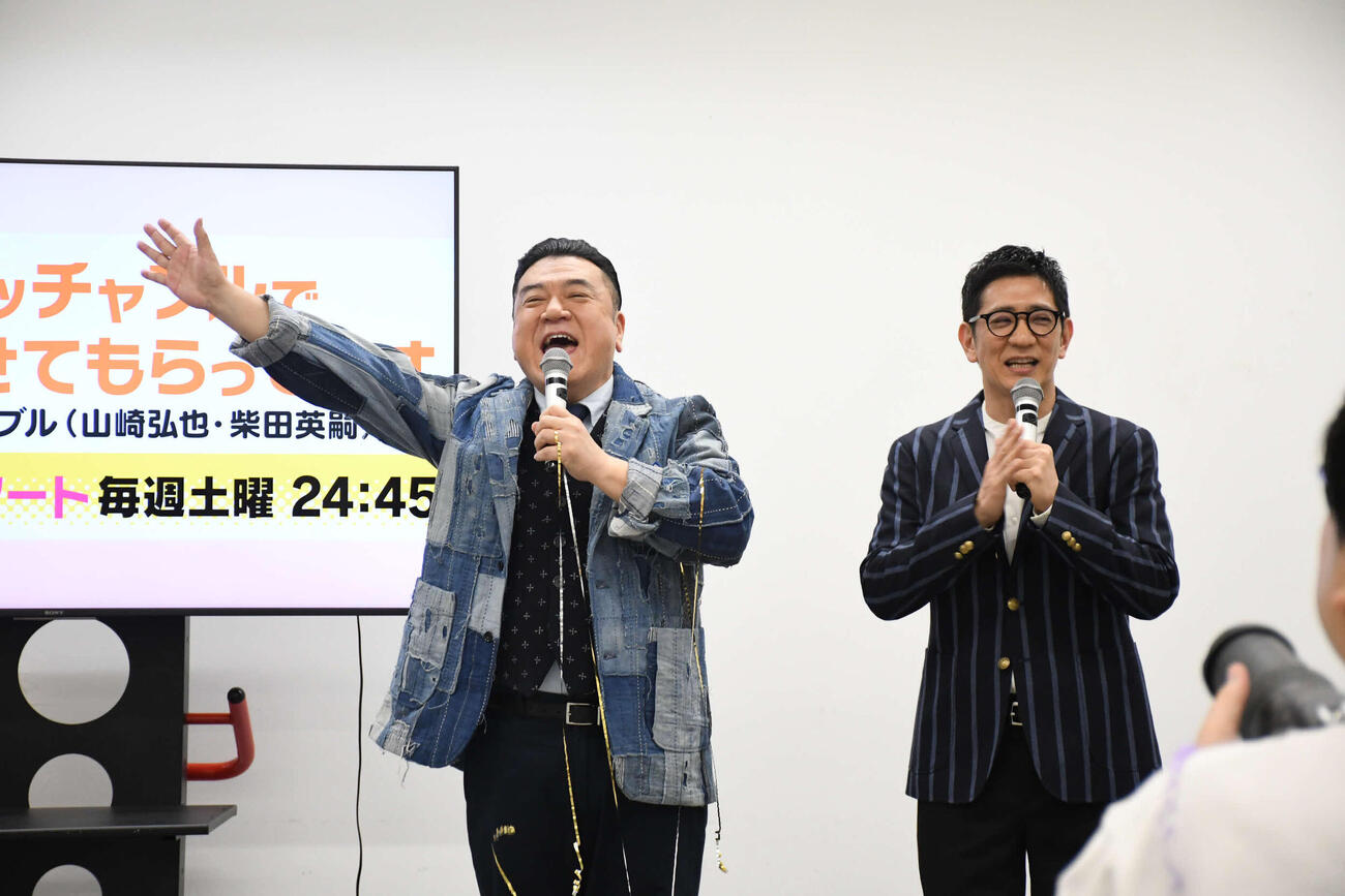 カンテレの改編会見に出席したアンタッチャブル山崎弘也（左）と柴田英嗣（撮影・阪口孝志）