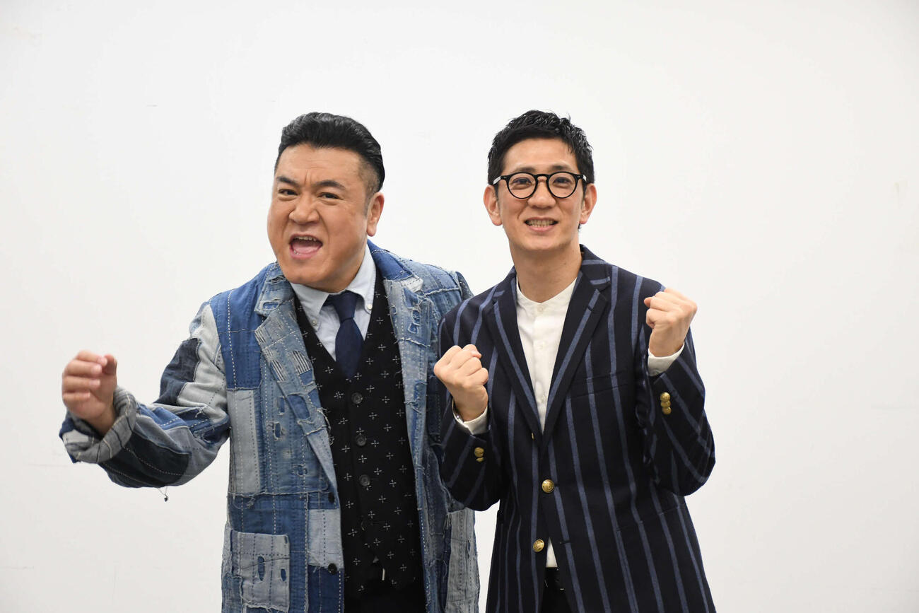 カンテレの改編会見に出席したアンタッチャブル山崎弘也（左）と柴田英嗣（撮影・阪口孝志）