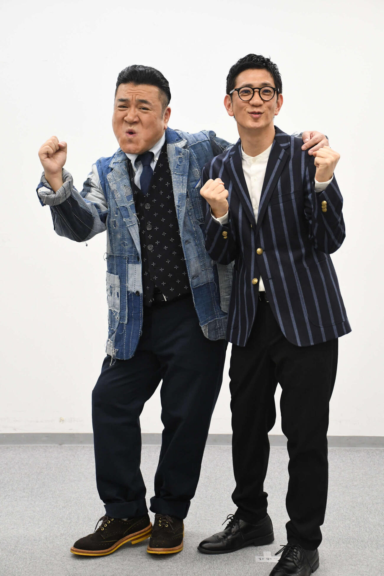 カンテレの改編会見に出席したアンタッチャブル山崎弘也（左）と柴田英嗣（撮影・阪口孝志）