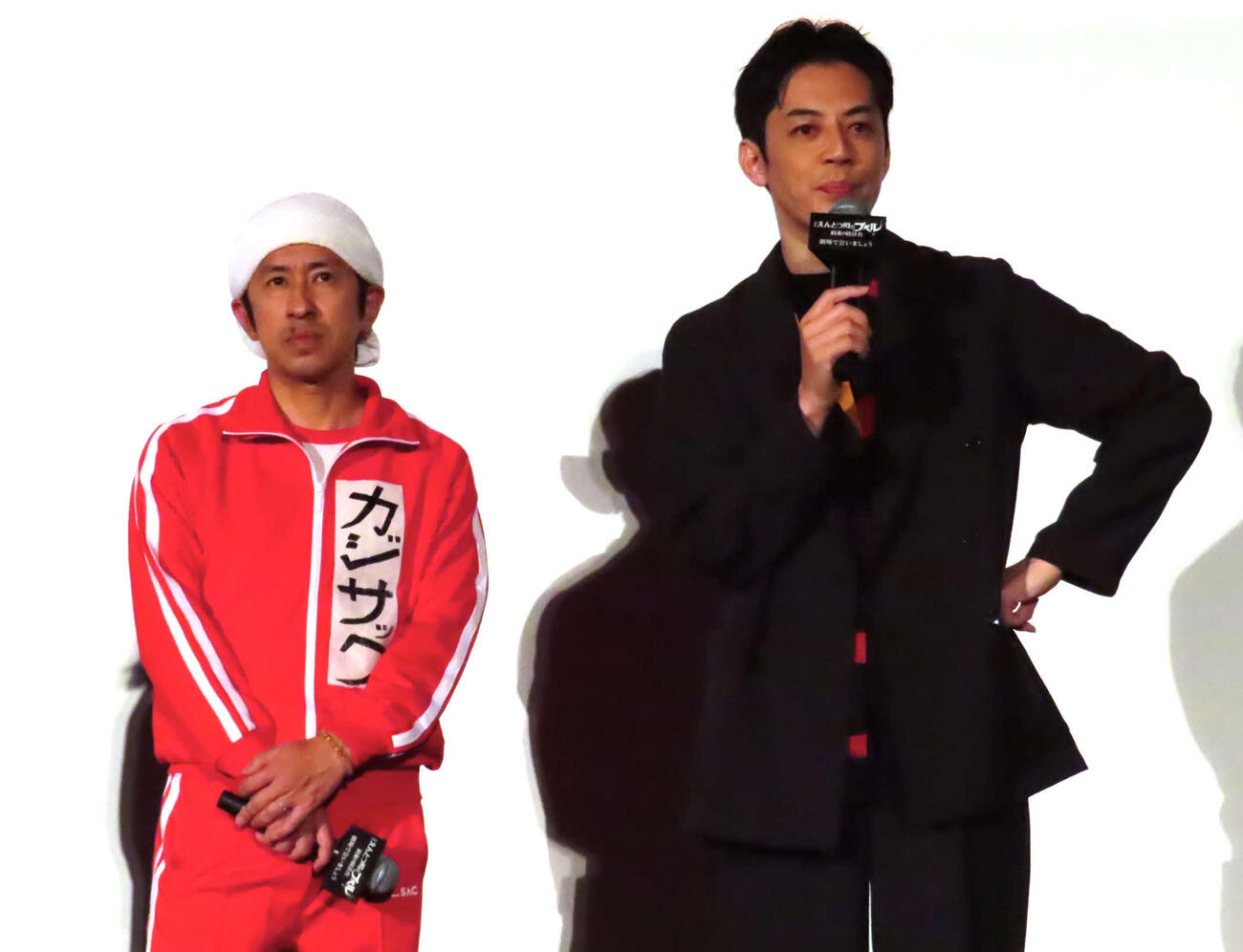 「えんとつ町のプペル　～約束の時計台～」公開初日舞台あいさつに登壇したカジサック（左）と西野亮廣
