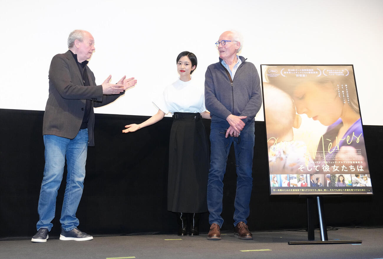 舞台あいさつに登壇したジャン＝ピエール・ダルデンヌ監督（右）とリュック・ダルデンヌ監督（左）をアテンドする河合優実（撮影・足立雅史）