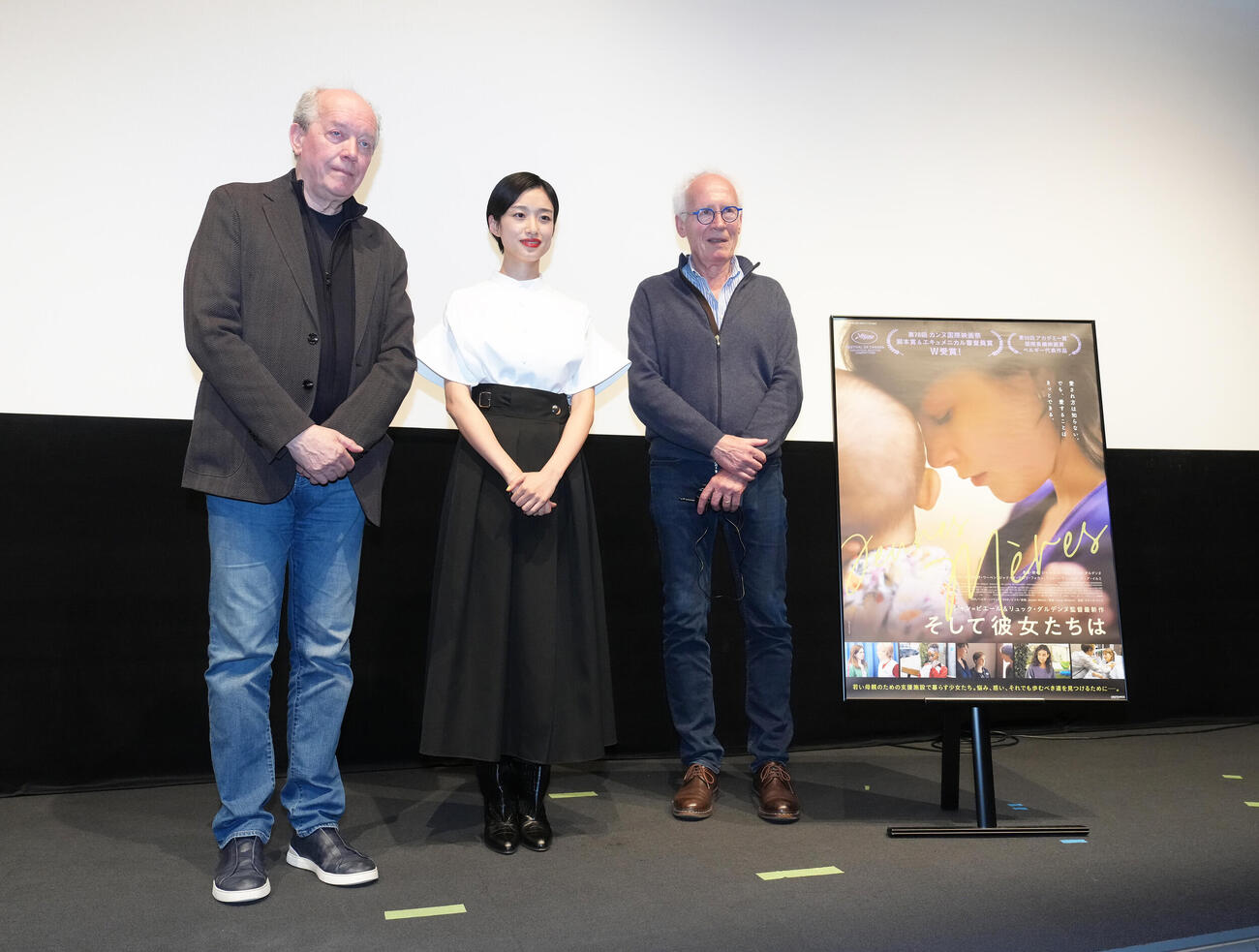 舞台あいさつに登壇した、左からリュック・ダルデンヌ監督、河合優実、ジャン＝ピエール・ダルデンヌ監督（撮影・足立雅史）