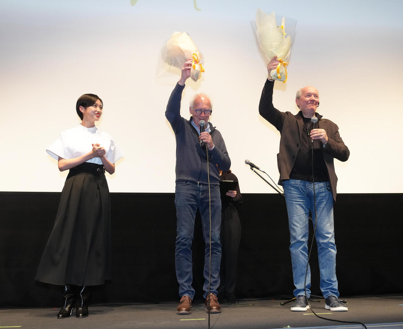 舞台あいさつに登壇したジャン＝ピエール・ダルデンヌ監督（中央）とリュック・ダルデンヌ監督（右）に花束を渡す河合優実（撮影・足立雅史）