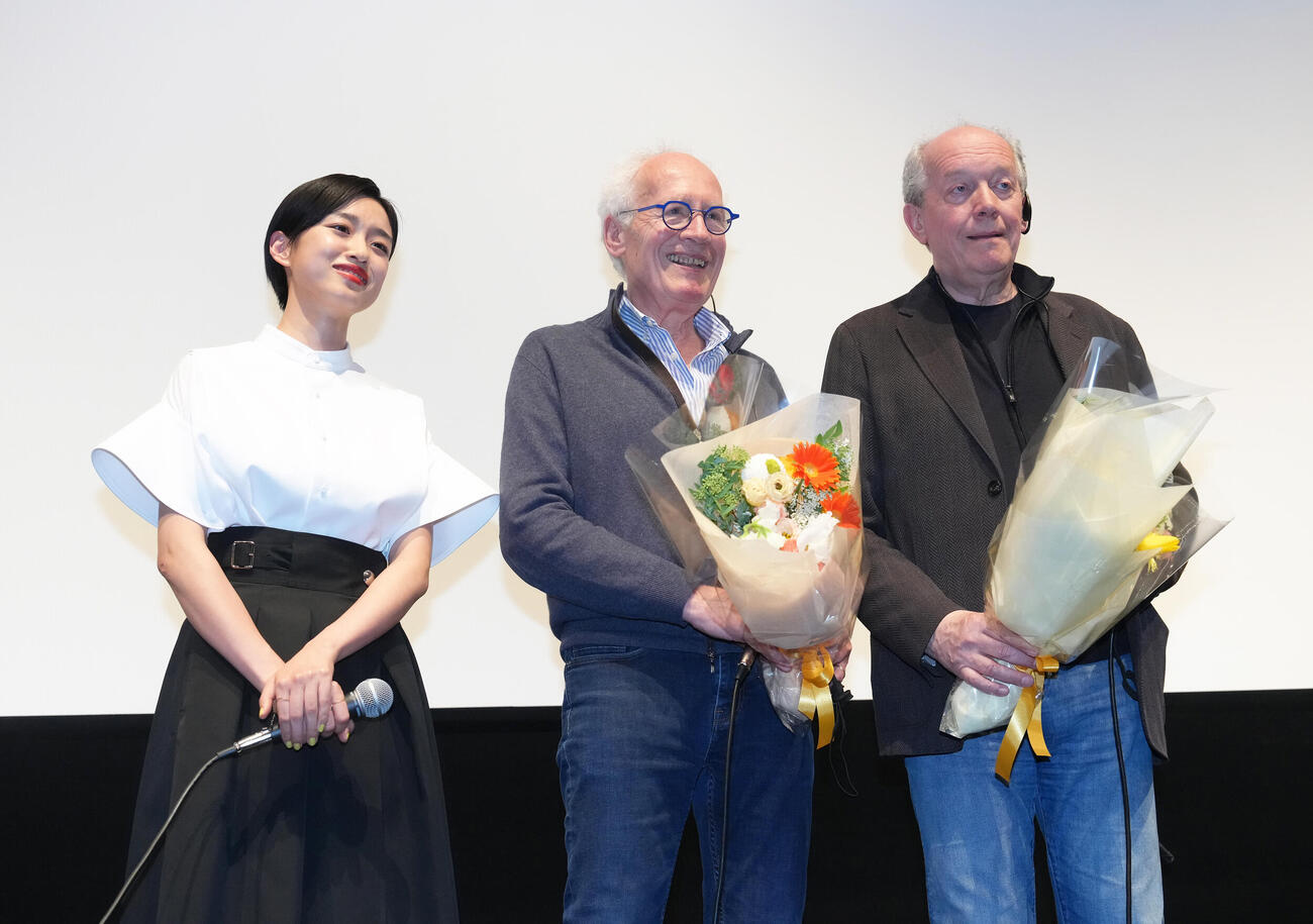 舞台あいさつに登壇したジャン＝ピエール・ダルデンヌ監督（中央）とリュック・ダルデンヌ監督（右）に花束を渡す河合優実（撮影・足立雅史）