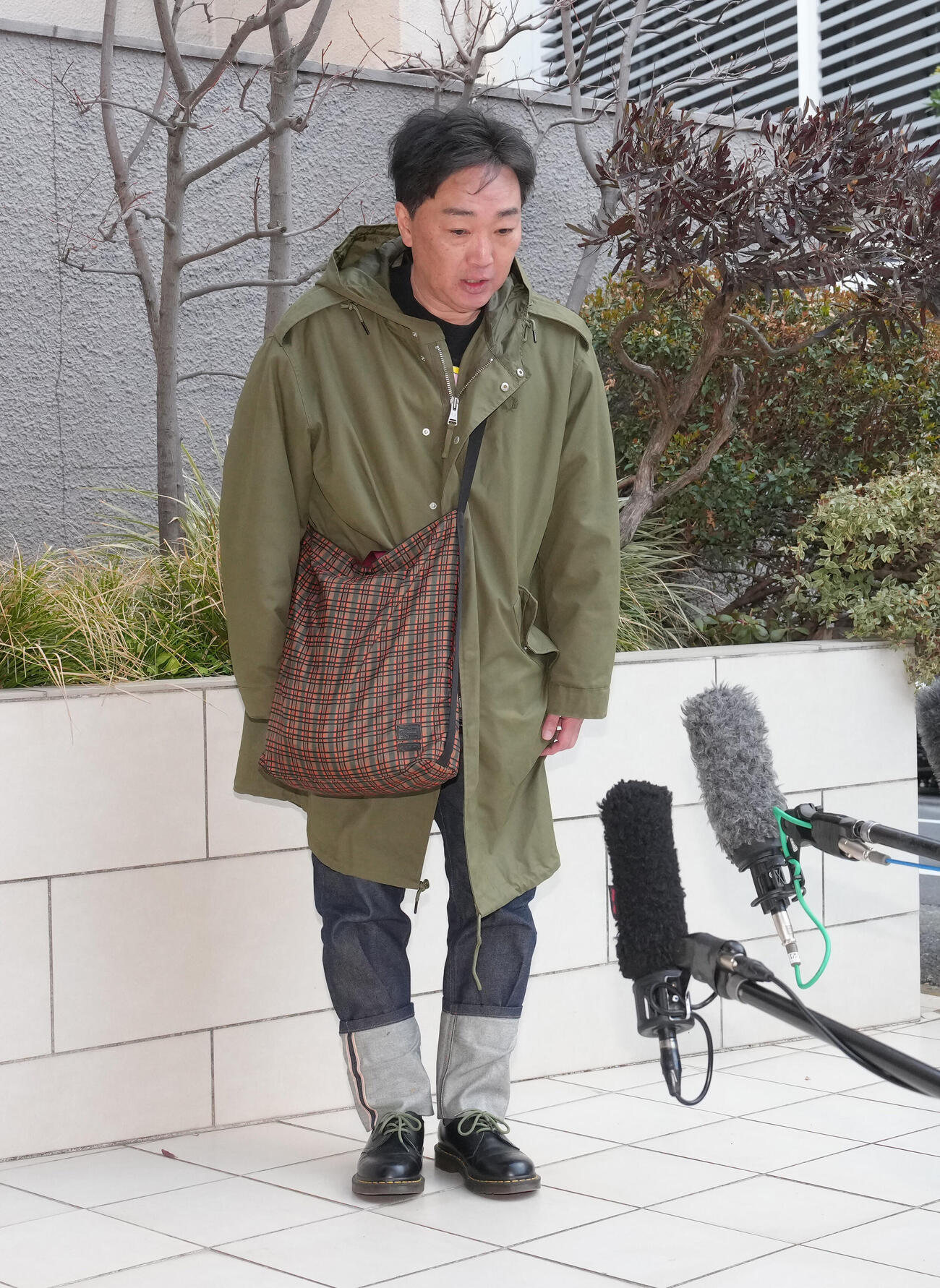 活動を再開し、報道陣の問いかけに答えるスピードワゴン小沢一敬（撮影・足立雅史）