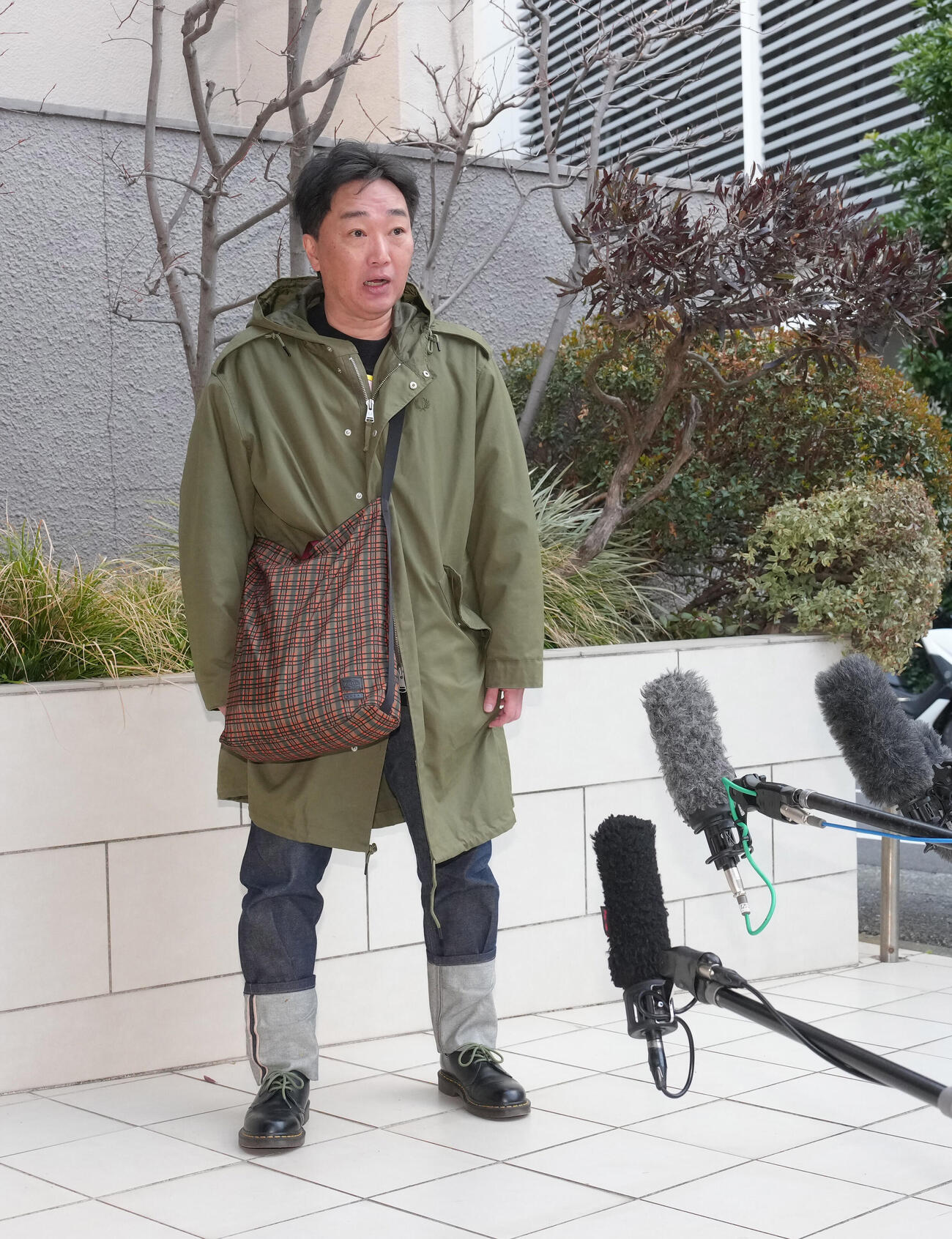 活動を再開し、報道陣の問いかけに答えるスピードワゴン小沢一敬（撮影・足立雅史）