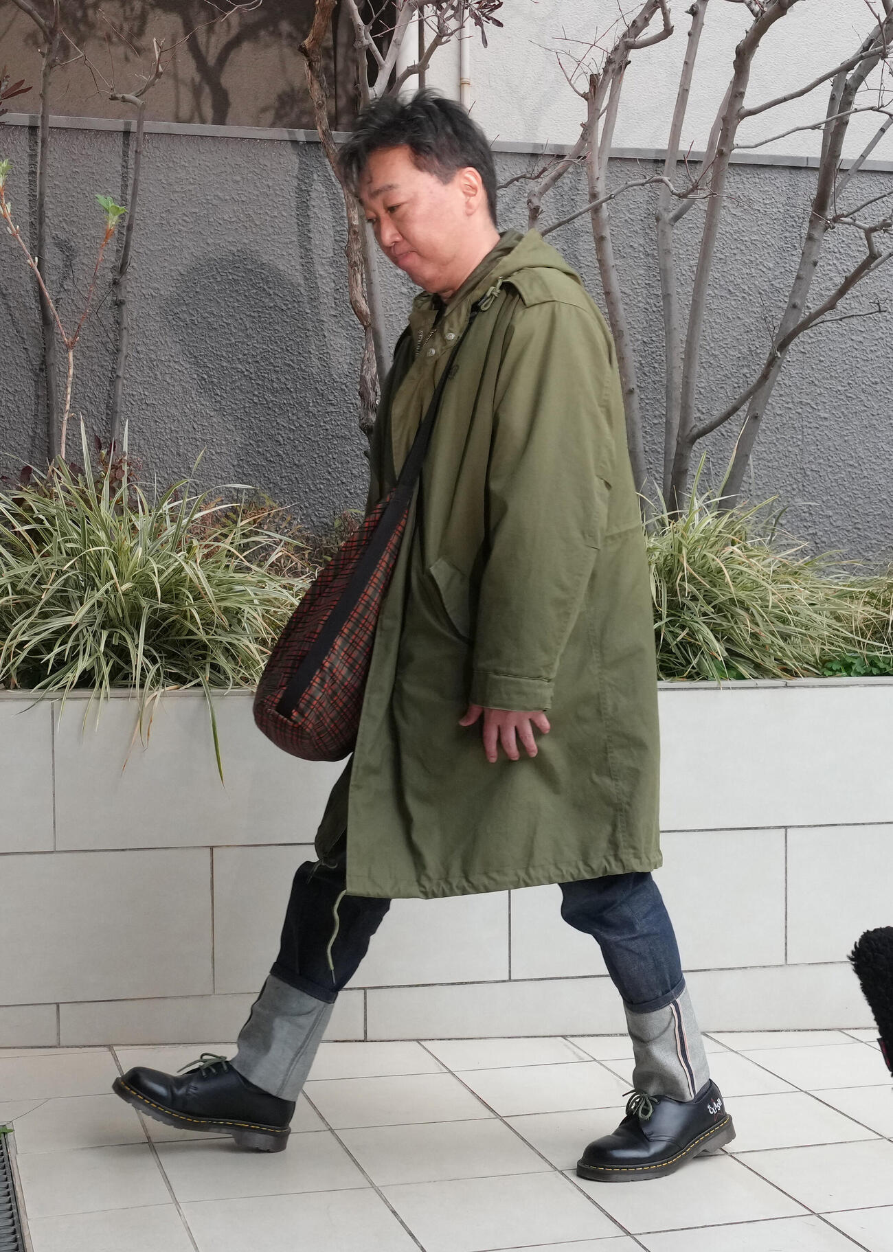 活動を再開し、事務所へと入るスピードワゴン小沢一敬（撮影・足立雅史）
