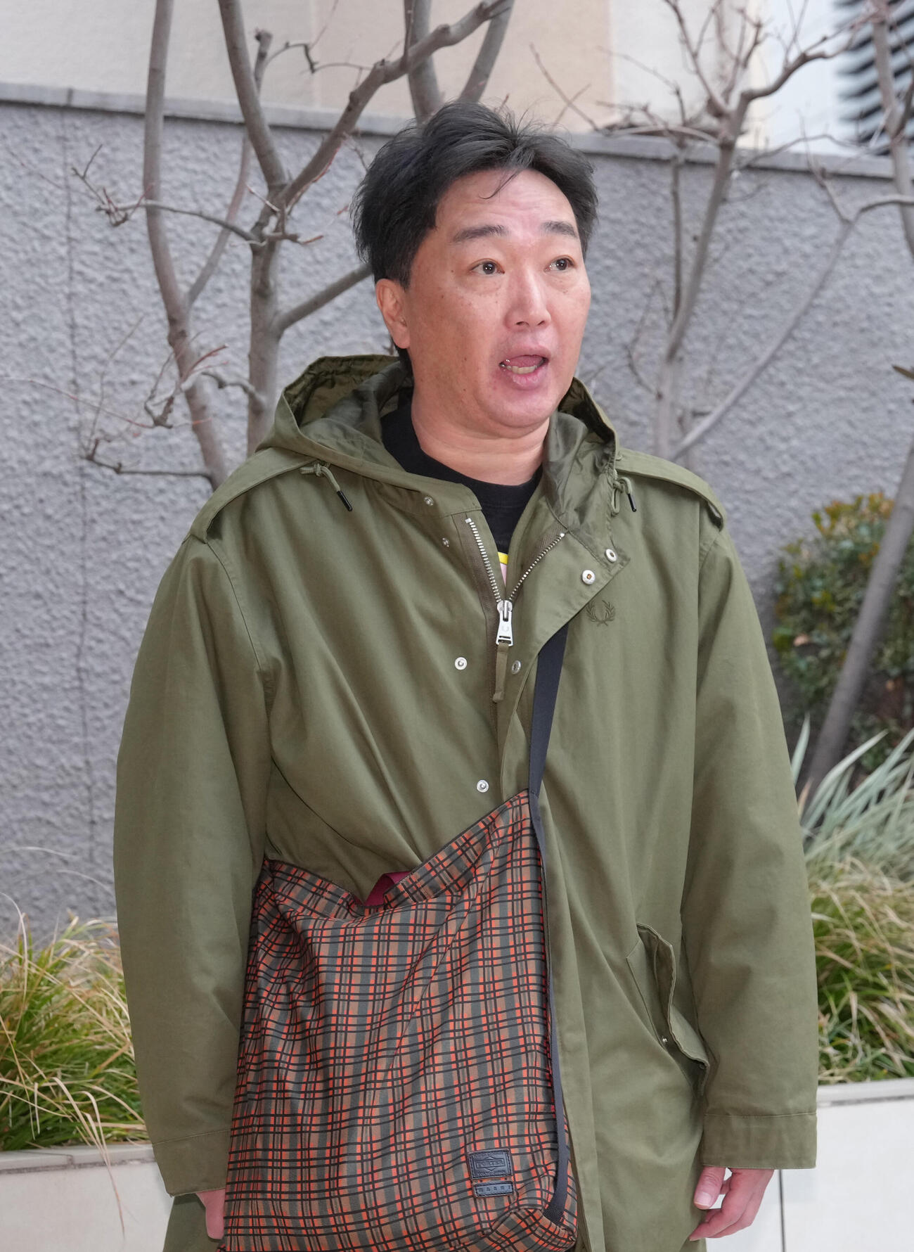 活動を再開し、報道陣の問いかけに答えるスピードワゴン小沢一敬（撮影・足立雅史）