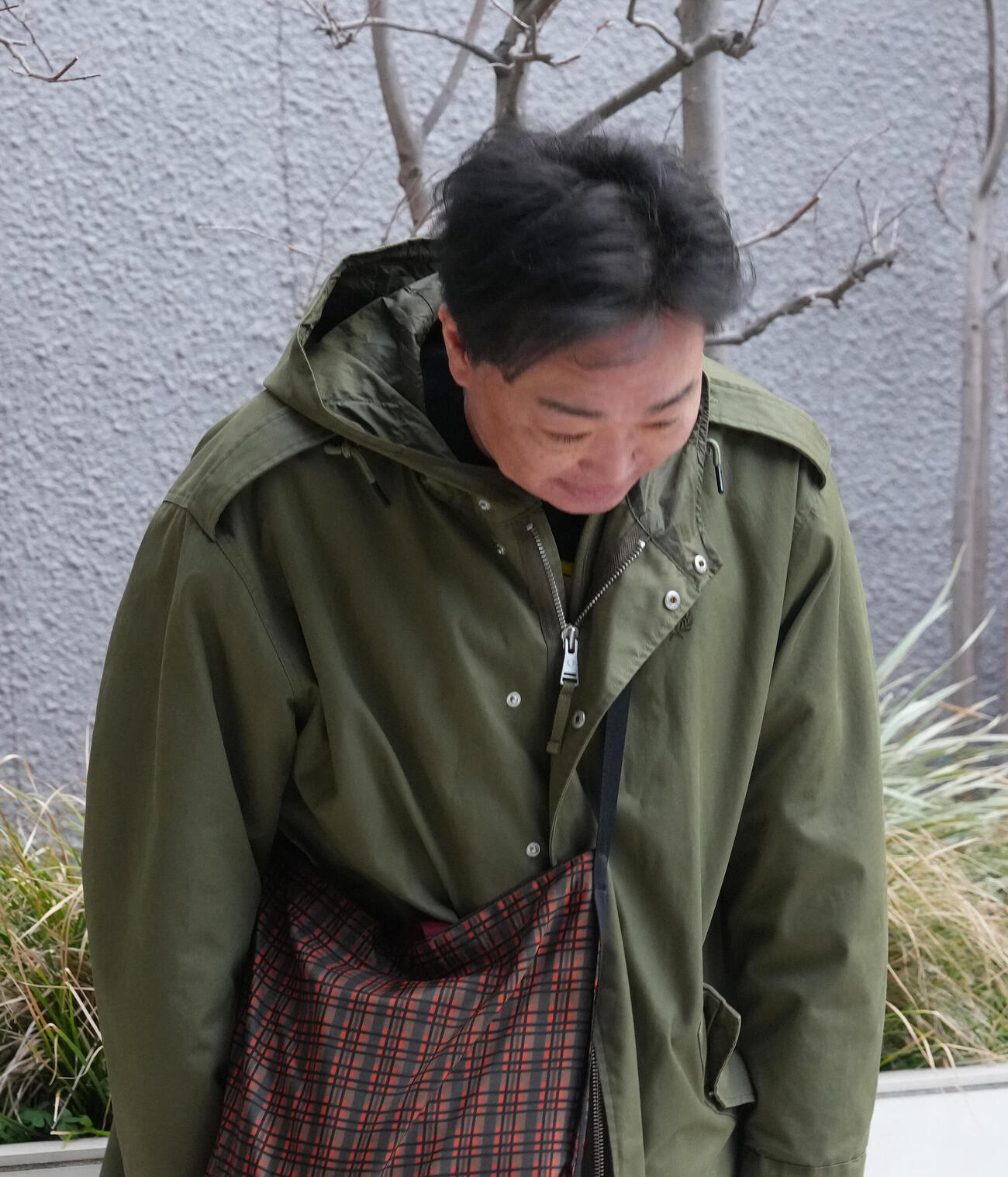 活動を再開し、報道陣の問いかけに一礼するスピードワゴン小沢一敬（撮影・足立雅史）