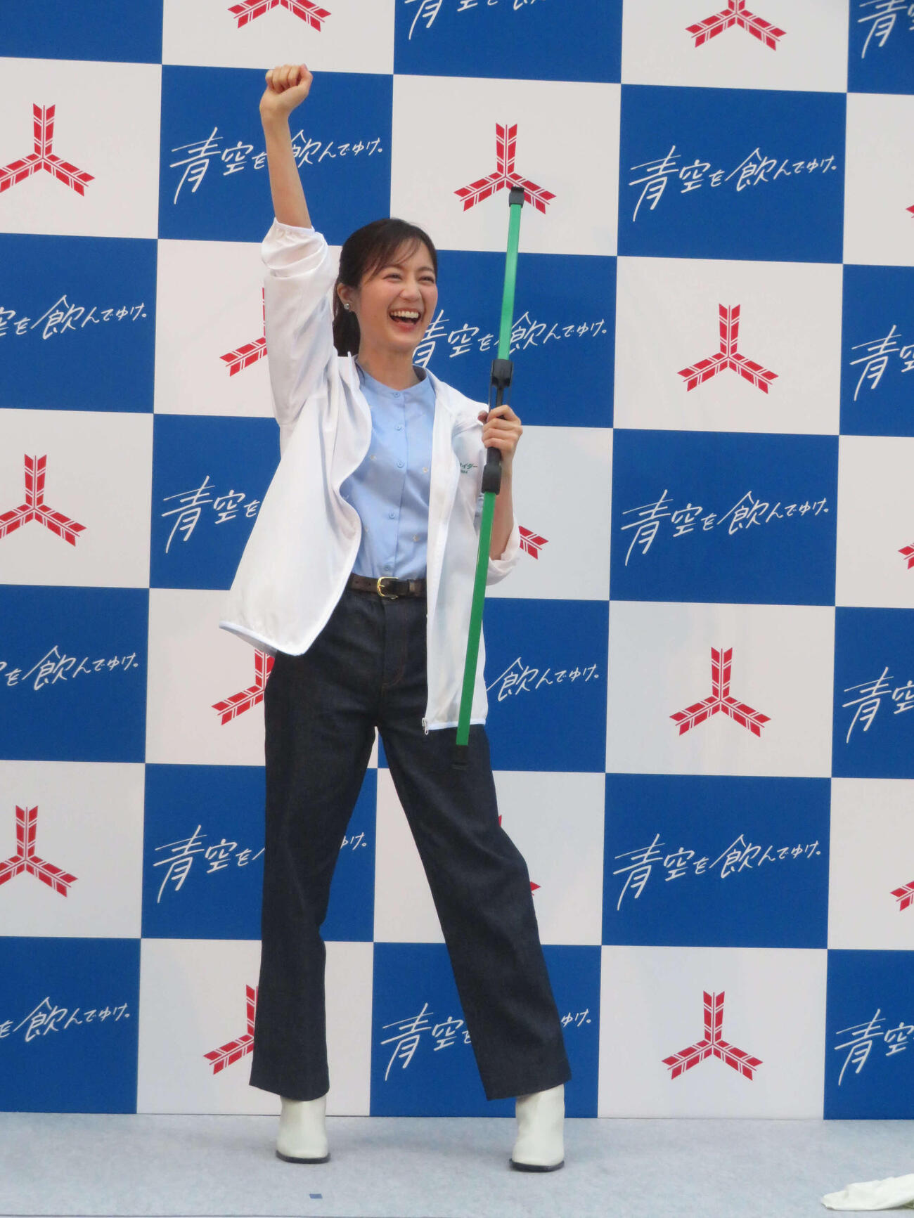 青空お届け隊隊長としての初仕事に成功し、全身で喜びを表す生田絵梨花（撮影・川田和博）