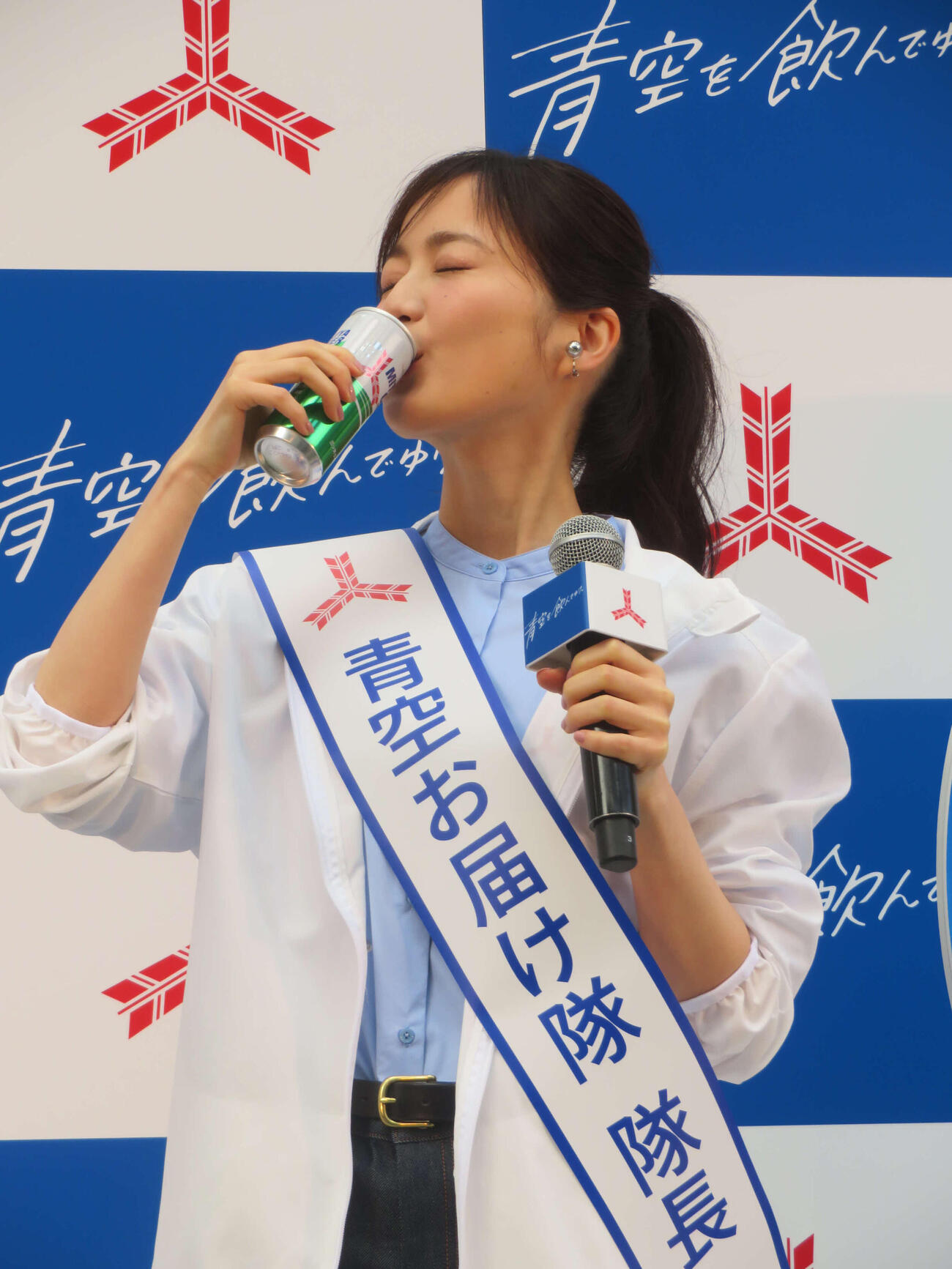三ツ矢サイダーの爽快感を味わう生田絵梨花（撮影・川田和博）