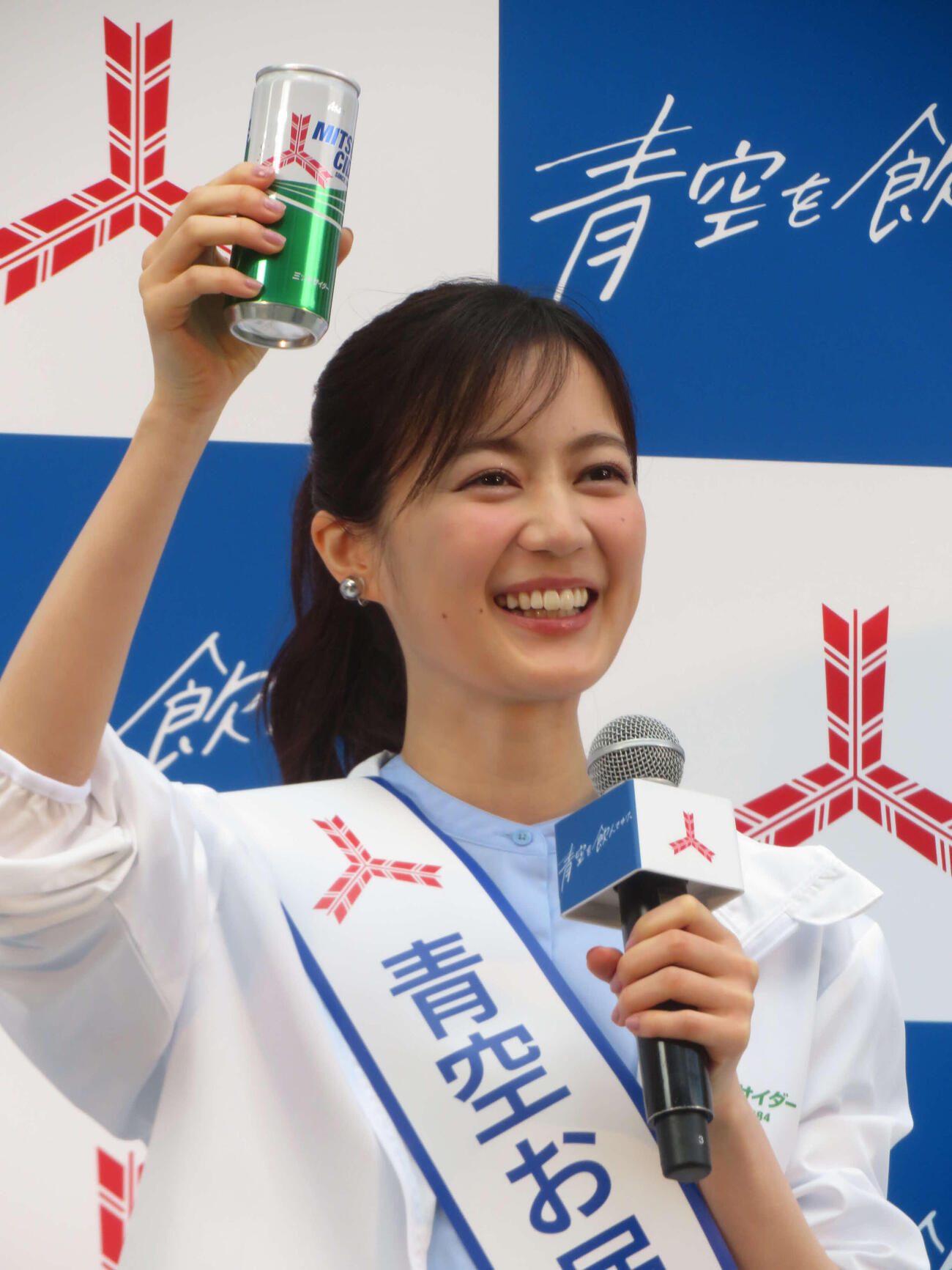 青空お届け隊隊長として乾杯する生田絵梨花（撮影・川田和博）