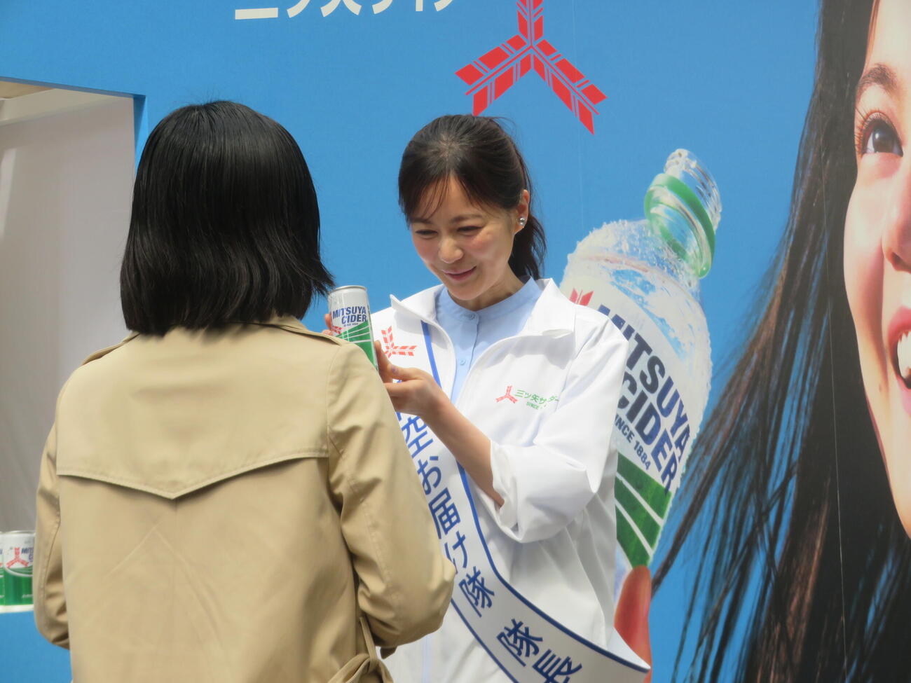 青空お届け隊隊長としてサンプリングする生田絵梨花（撮影・川田和博）