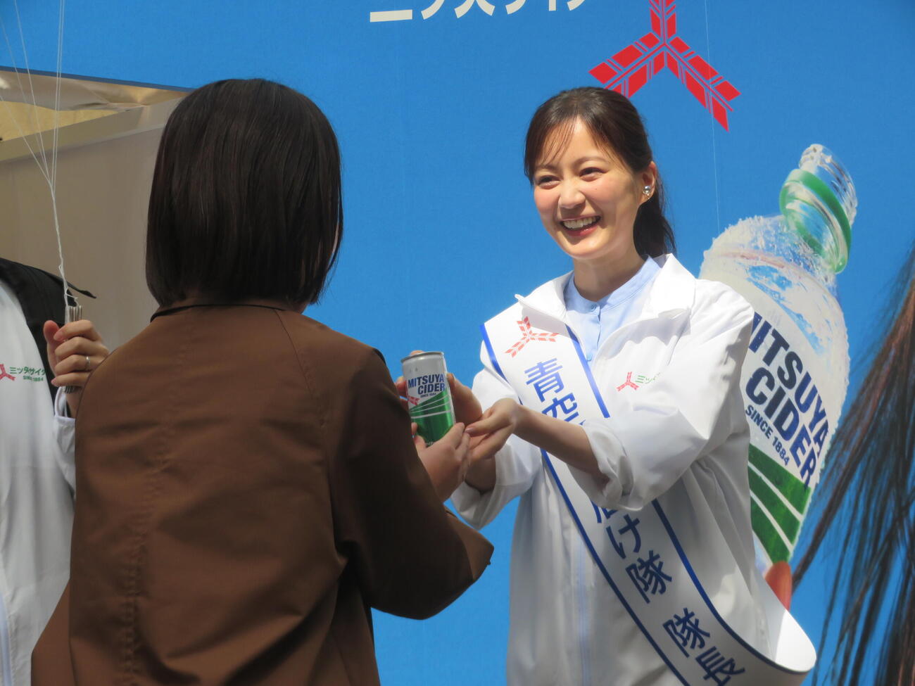 青空お届け隊隊長としてサンプリングする生田絵梨花（撮影・川田和博）