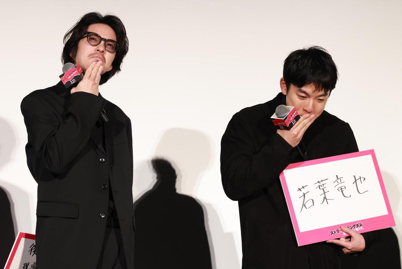 映画「ストリート・キングダム」公開記念舞台あいさつで若葉竜也（左）への思い出を語りながら涙を流す仲野太賀（撮影・中島郁夫）