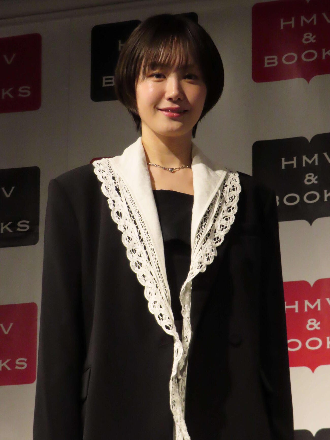 26年度カレンダーの発売記念イベント取材に臨んだ尾碕真花