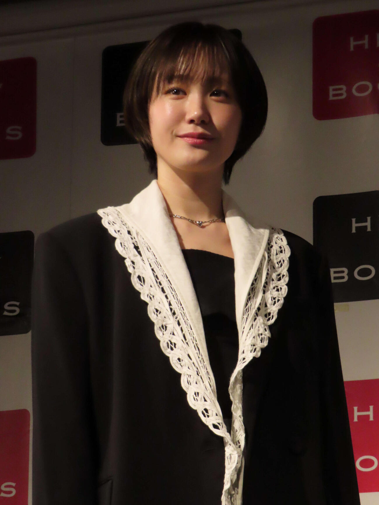 26年度カレンダーの発売記念イベント取材に臨んだ尾碕真花