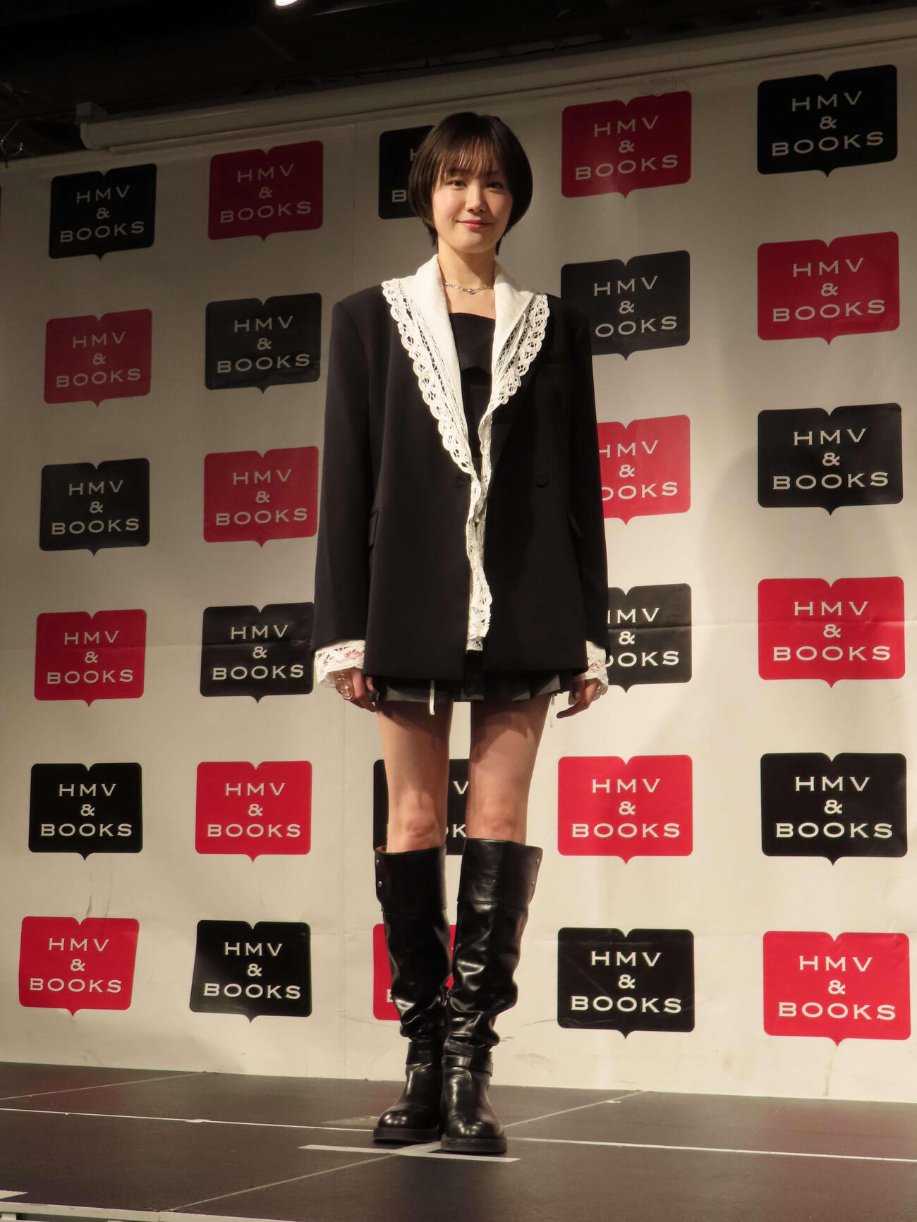 26年度カレンダーの発売記念イベント取材に臨んだ尾碕真花