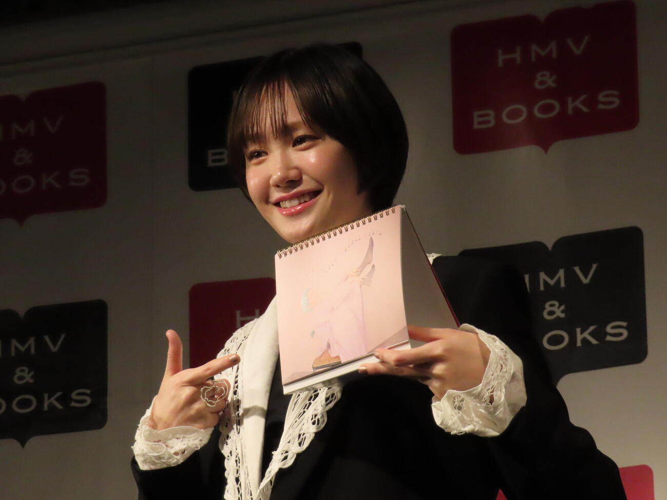 26年度カレンダーのお気に入りカットを見せる尾碕真花