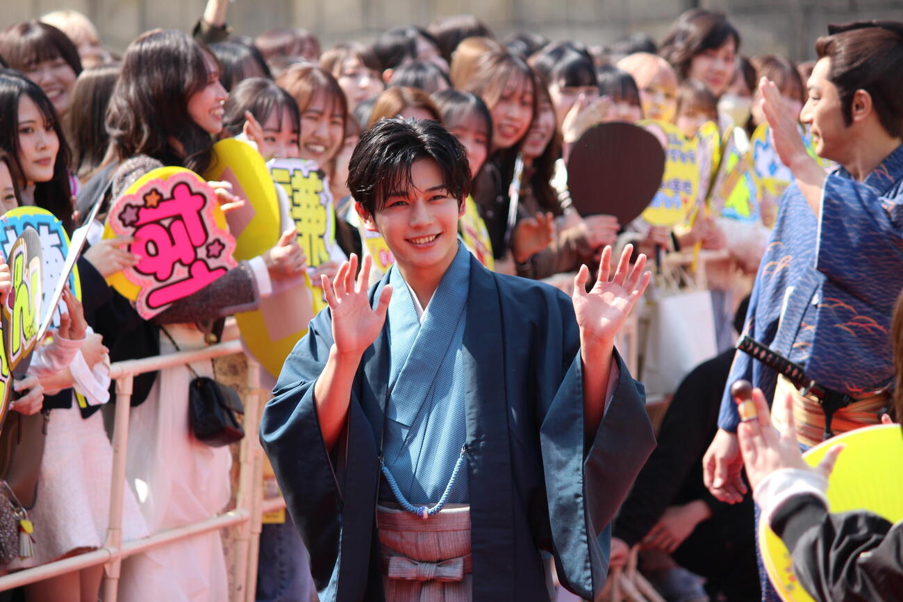太秦映画村の第1期リニューアル・オープニングセレモニーに参加した長尾謙杜