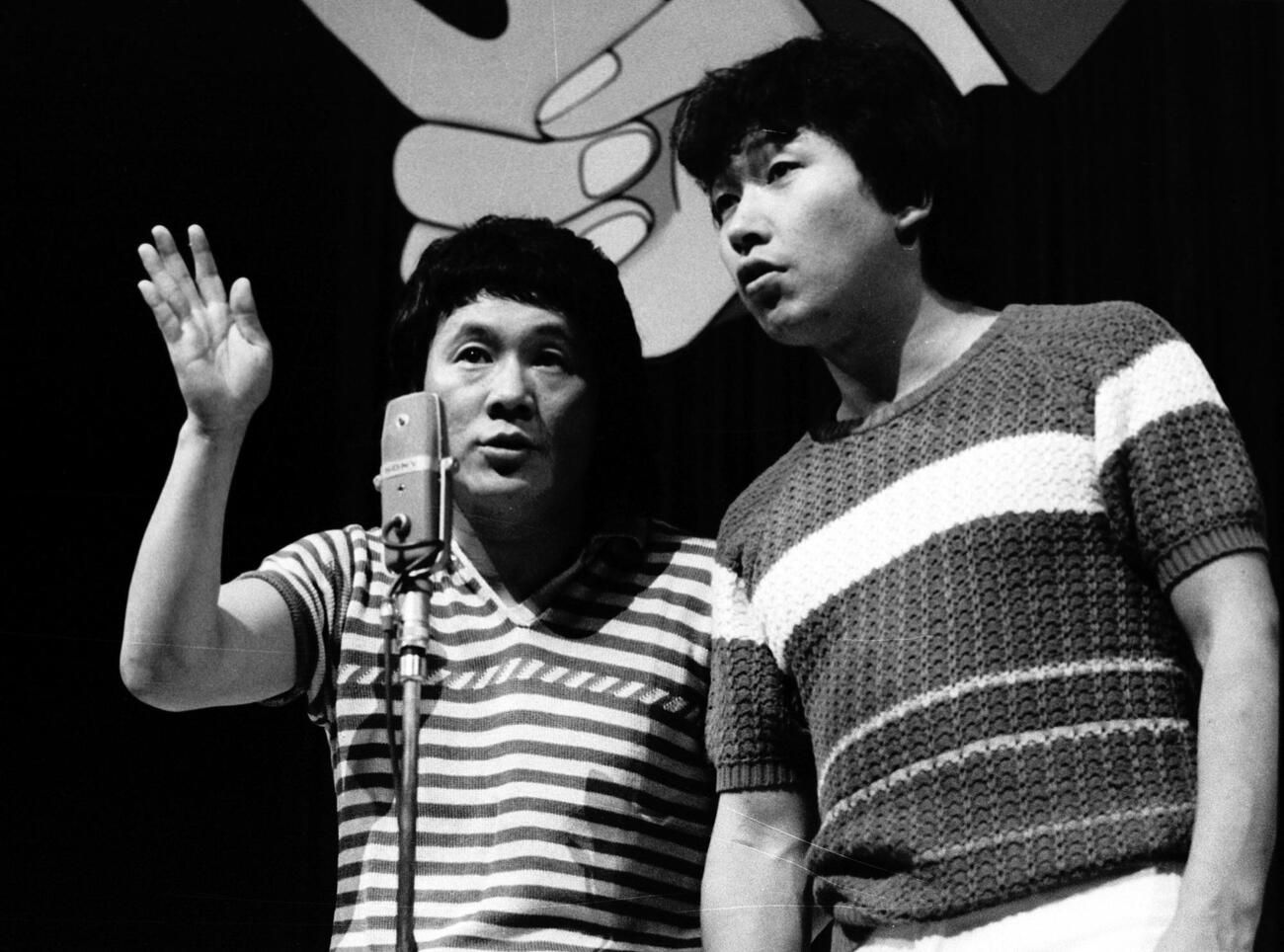 漫才を披露するツービートのビートたけし（左）とビートきよし（1981年撮影）