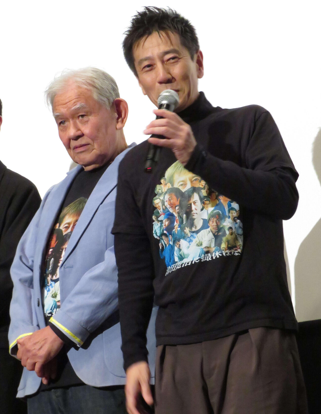 映画「津田寛治に撮休はない」初日舞台あいさつに登壇した津田寛治（右）と渡辺哲（撮影・村上幸将）