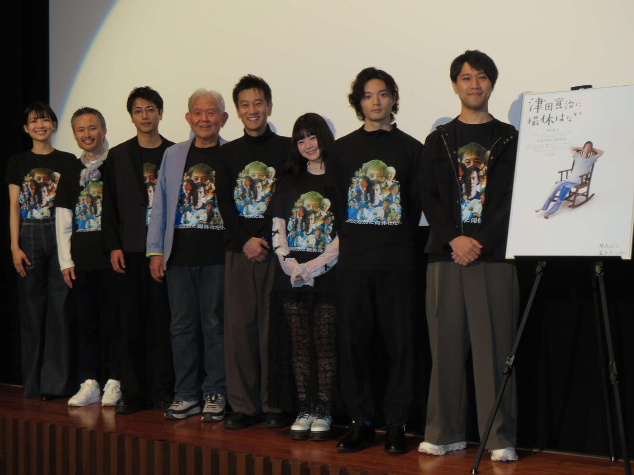 映画「津田寛治に撮休はない」初日舞台あいさつに登壇した、左から中村祐美子、こばやし元樹、一ノ瀬竜、渡辺哲、津田寛治、平澤由理、篠田諒、萱野孝幸監督（撮影・村上幸将）