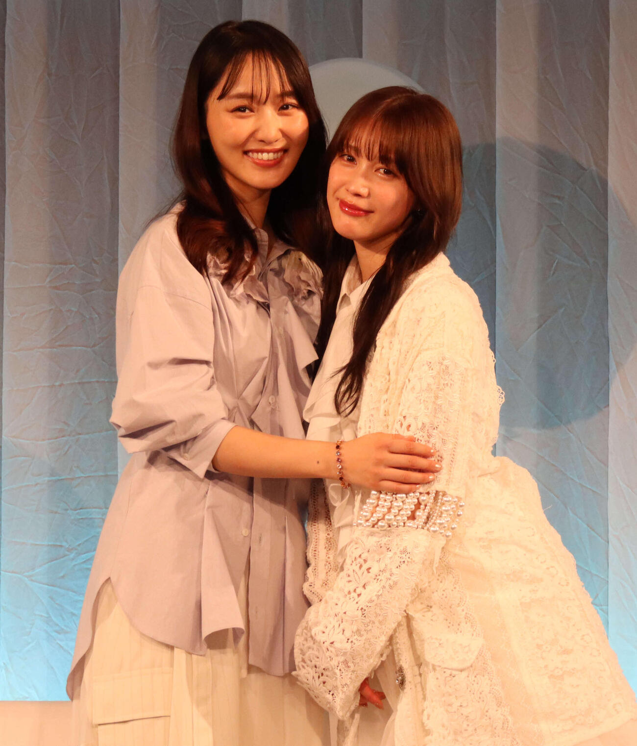 映画「チェイサーゲームW　水魚の交わり」の完成報告イベントに出席した菅井友香（左）、中村ゆりか