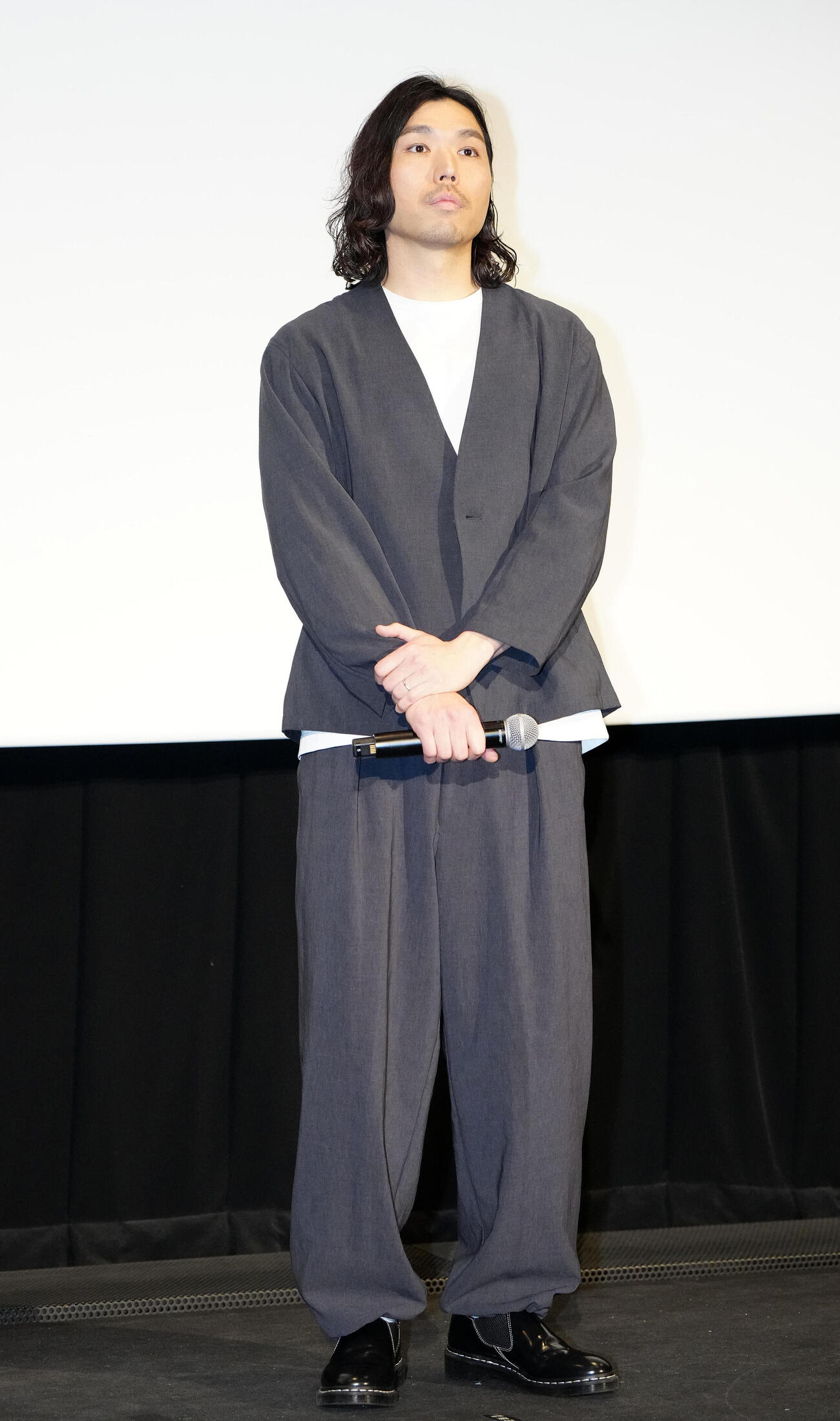 映画「90メートル」公開記念舞台あいさつを行う中川駿監督（撮影・江口和貴）