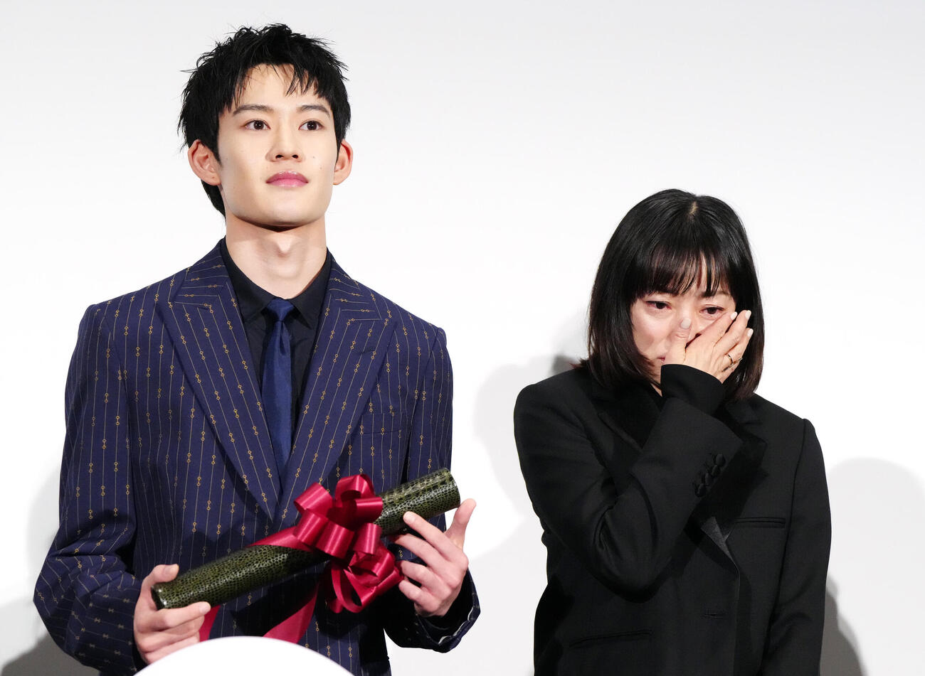 映画「90メートル」公開記念舞台あいさつで感極まり涙をぬぐう菅野美穂（右）。左は山時聡真（撮影・江口和貴）