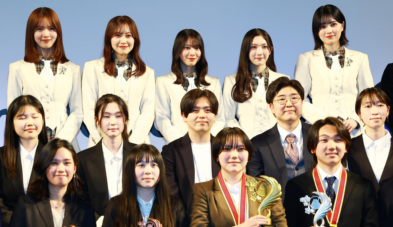 「AnimeJapan　新人クリエイター大賞　2026　授賞式」に登場し受賞者と記念撮影するアンバサダーの櫻坂46。後列左から中嶋優月、松田里奈、森田ひかる、谷口愛季、的野美青（撮影・野上伸悟）