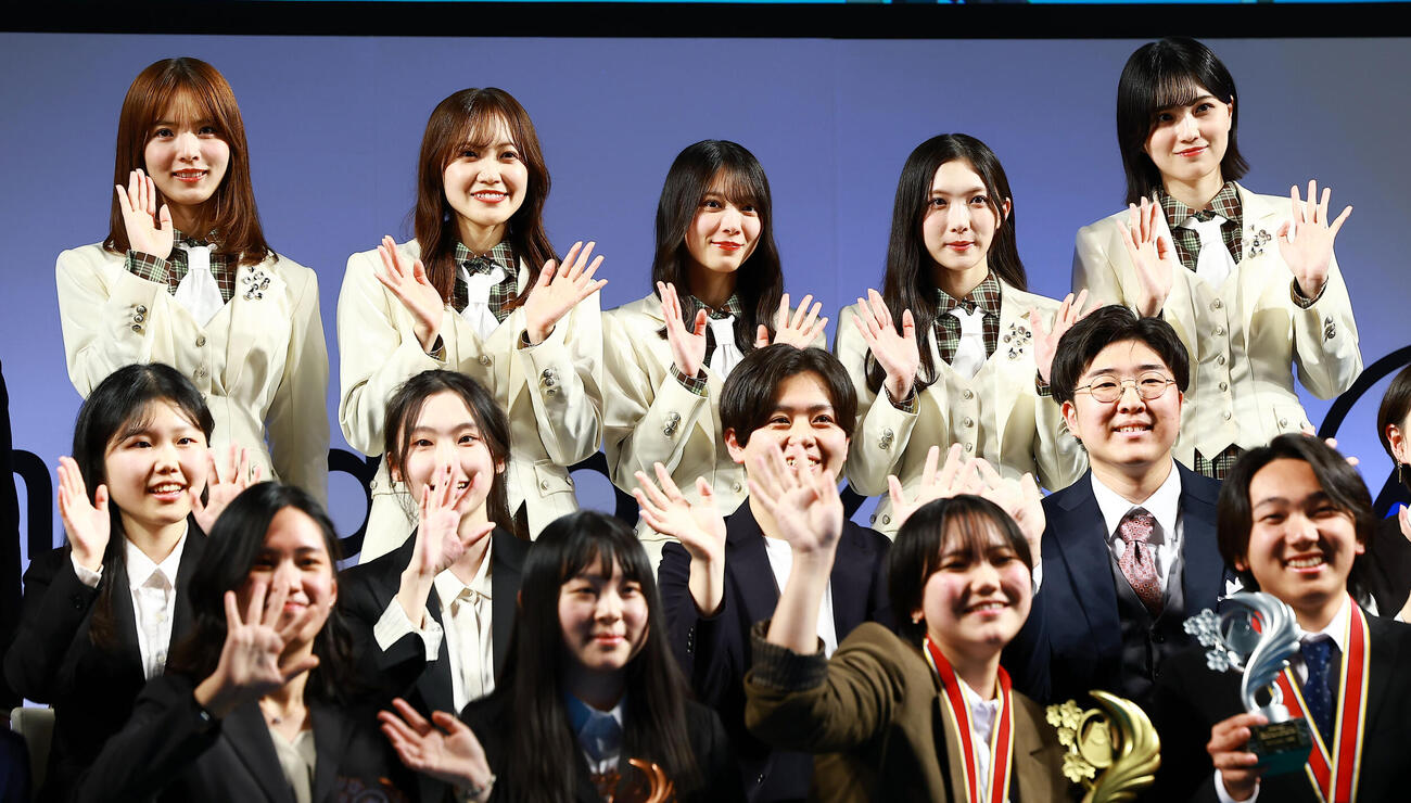 「AnimeJapan　新人クリエイター大賞　2026　授賞式」に登場し受賞者と記念撮影するアンバサダーの櫻坂46。後列左から中嶋優月、松田里奈、森田ひかる、谷口愛季、的野美青（撮影・野上伸悟）