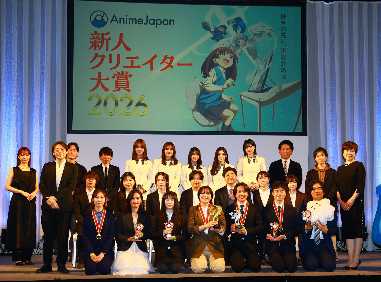 「AnimeJapan　新人クリエイター大賞　2026　授賞式」に登場したアンバサダーの櫻坂46。後列中央寄り左から中嶋優月、松田里奈、森田ひかる、谷口愛季、的野美青（撮影・野上伸悟）