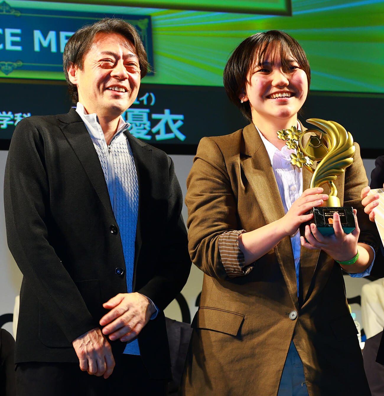「AnimeJapan　新人クリエイター大賞　2026」でグランプリを受賞した「POLICE MEN」の京都精華大・原優衣さん。左は林祐一郎審査員長（撮影・野上伸悟）
