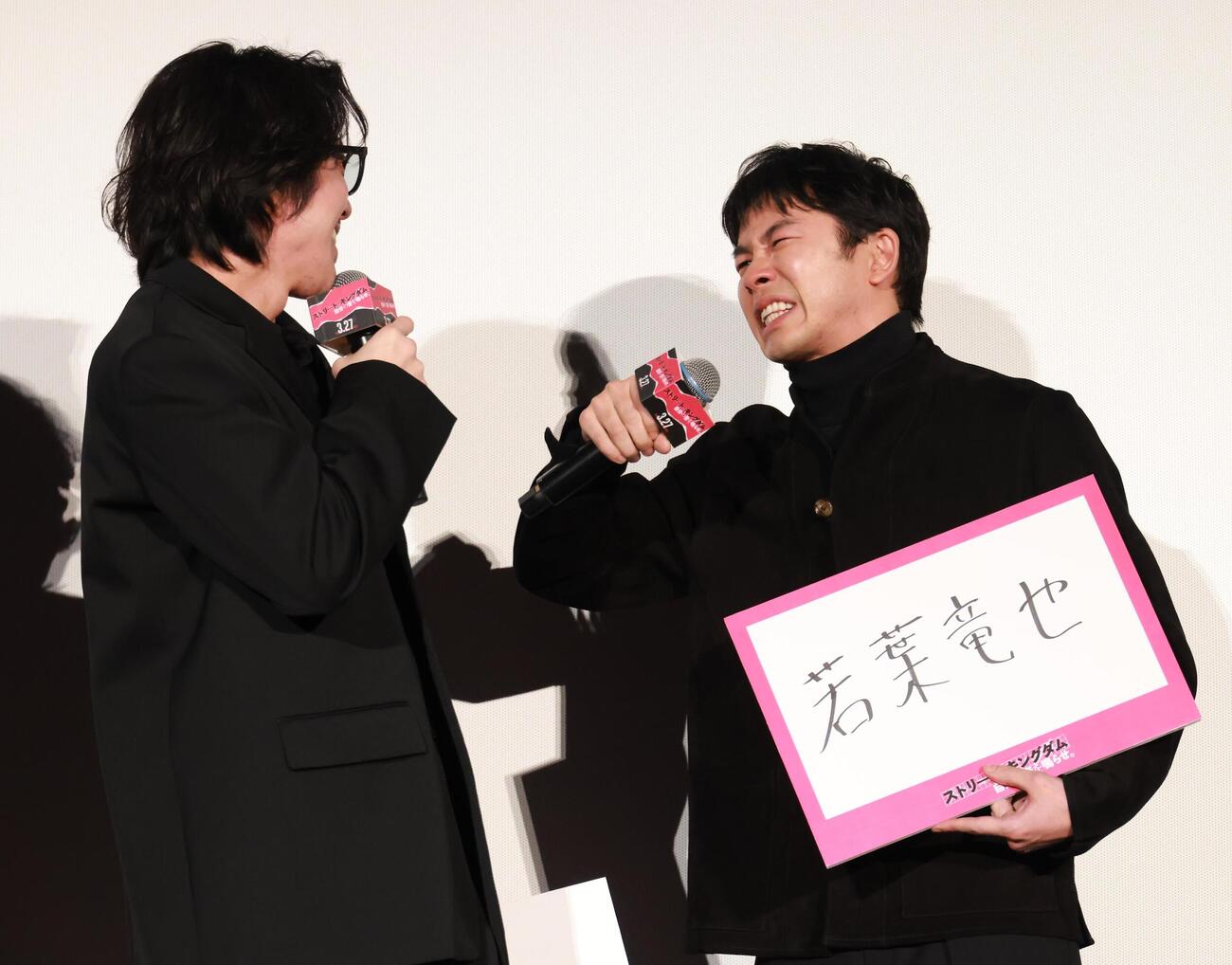 映画「ストリート・キングダム」公開記念舞台あいさつで若葉竜也（左）への思い出を語りながら涙を流す仲野太賀（撮影・中島郁夫）