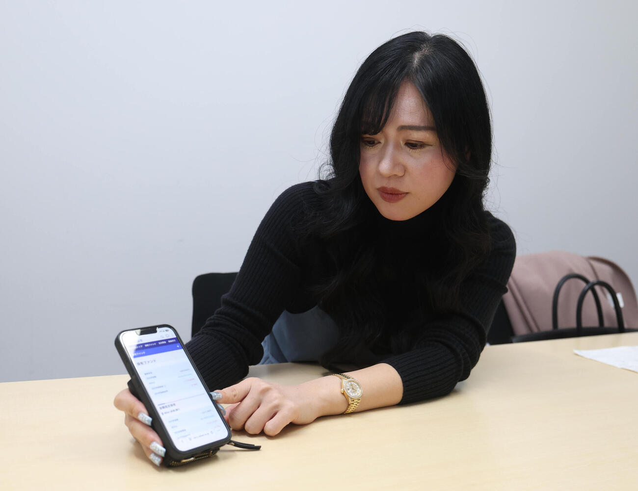 インタビューに答える上西小百合（撮影・白石智彦）