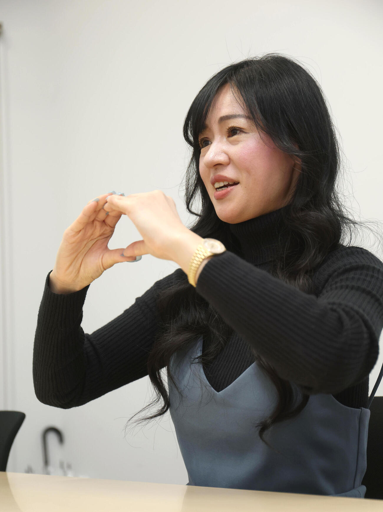 インタビューに答える上西小百合（撮影・白石智彦）