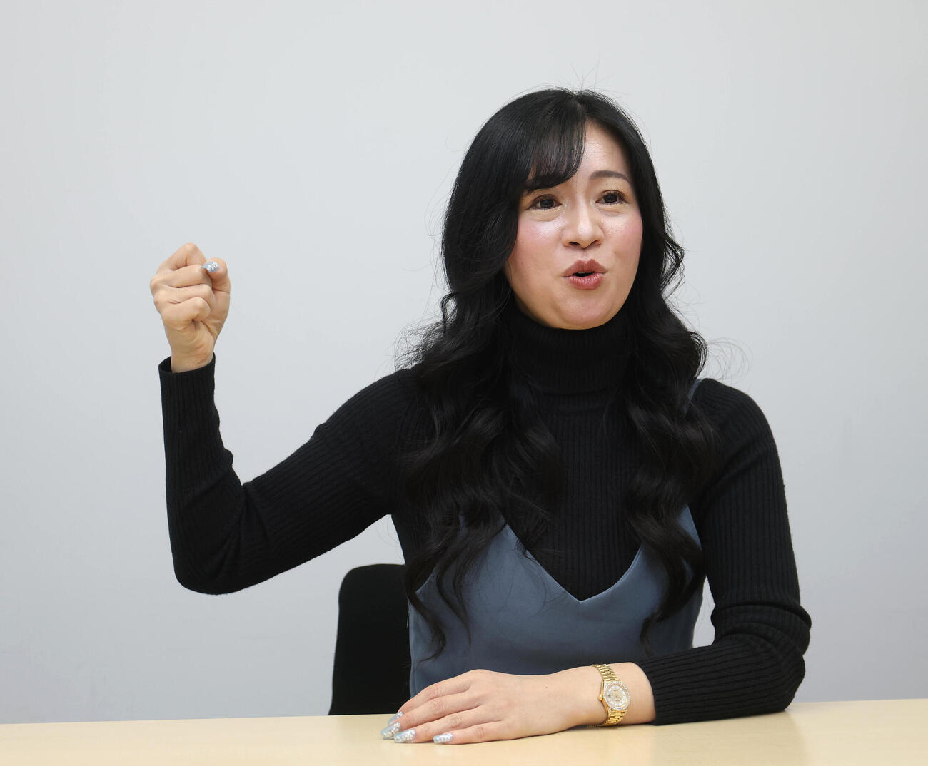 インタビューに答える上西小百合（撮影・白石智彦）