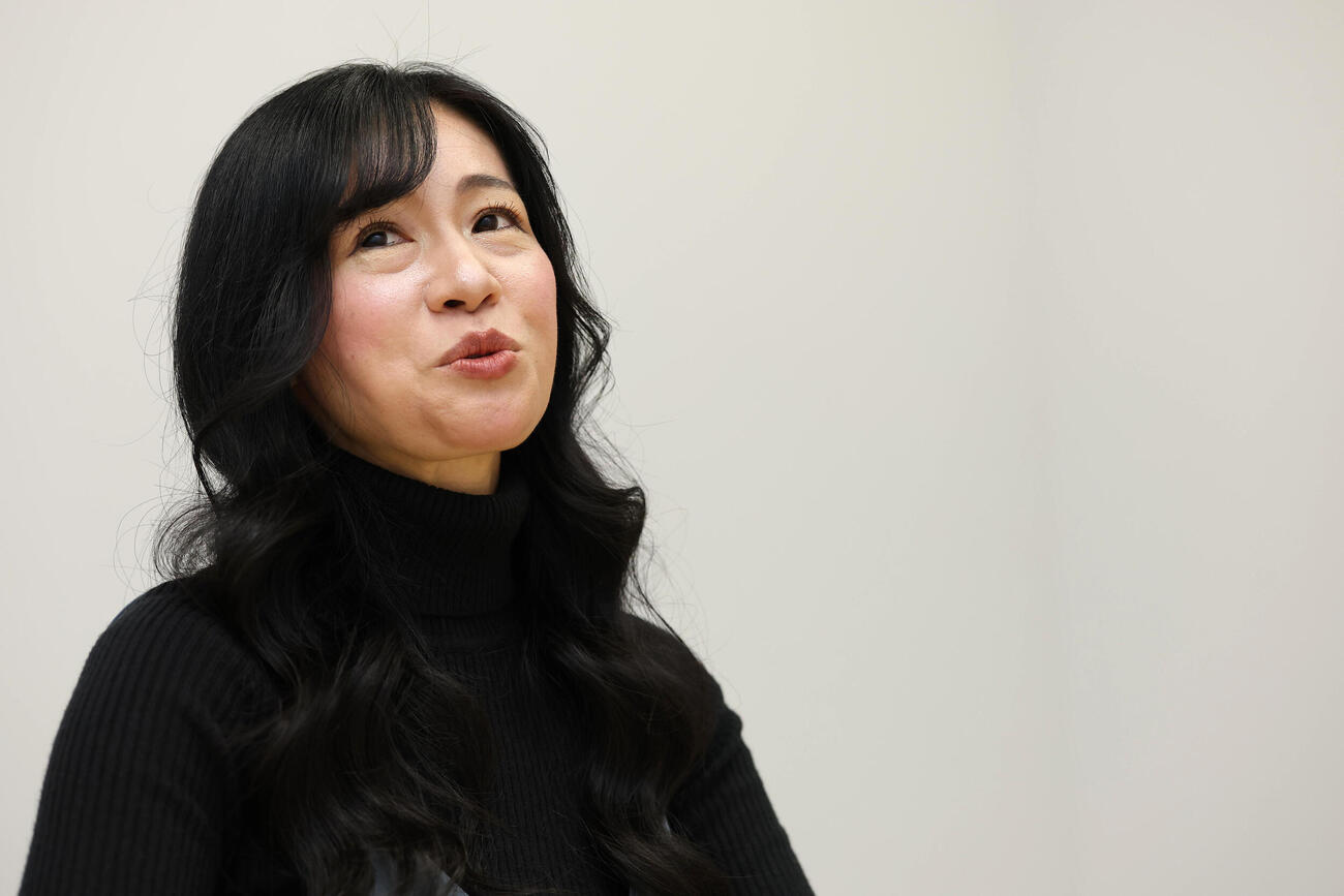 インタビューに答える上西小百合（撮影・白石智彦）