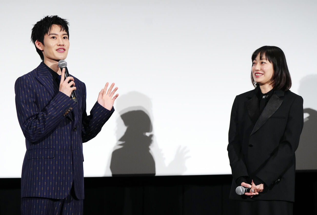 映画「90メートル」公開記念舞台あいさつを行う山時聡真（左）。右は菅野美穂（撮影・江口和貴）